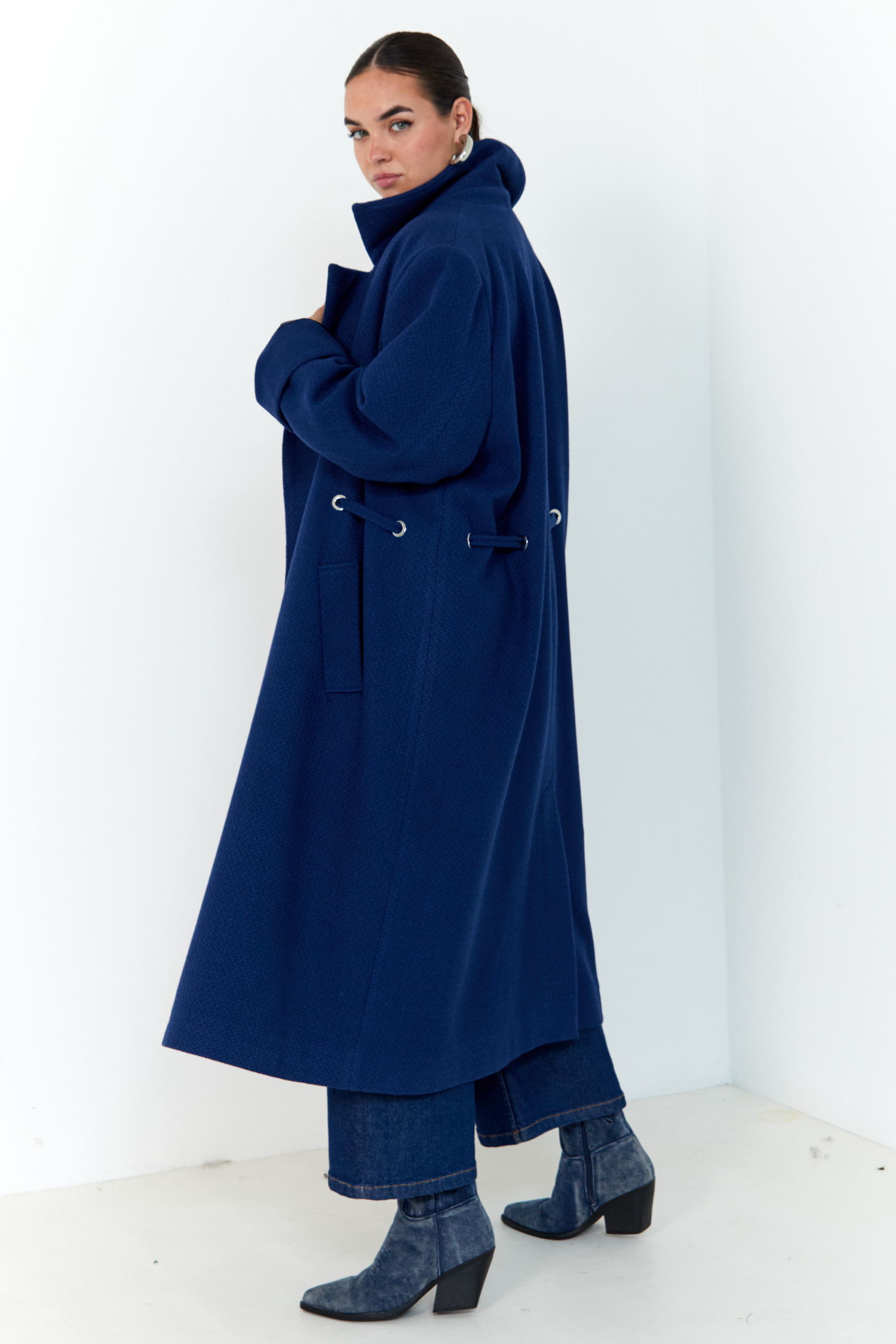 Chic long coat with eyelets at the waist