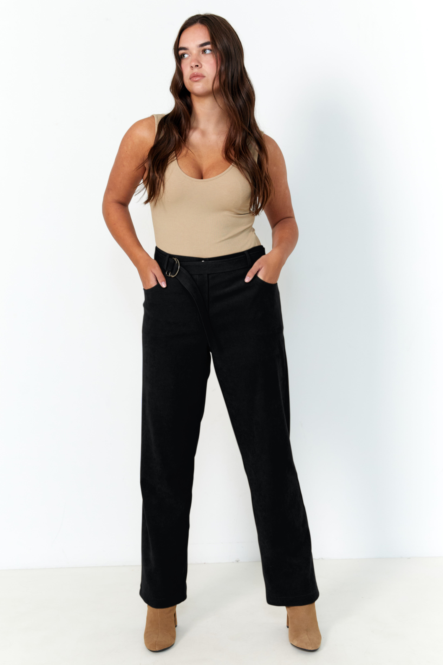 Plain straight pants with belt and stirrup