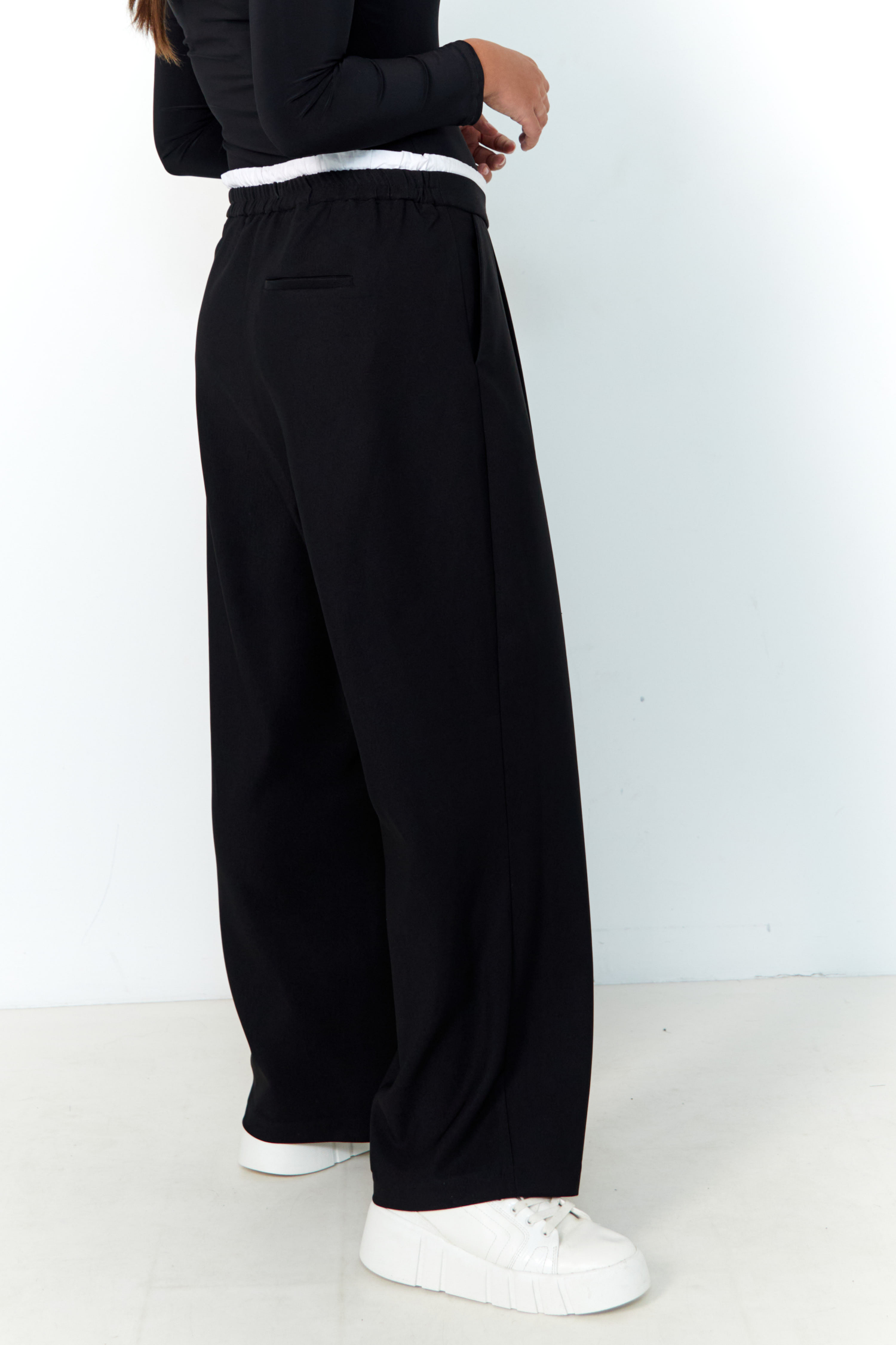 Wide double-waisted pants in two materials