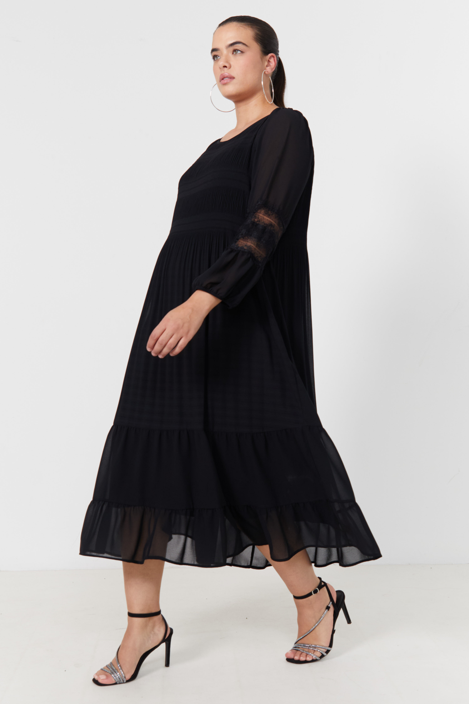 robe longue plissée en voile uni avec dentelle