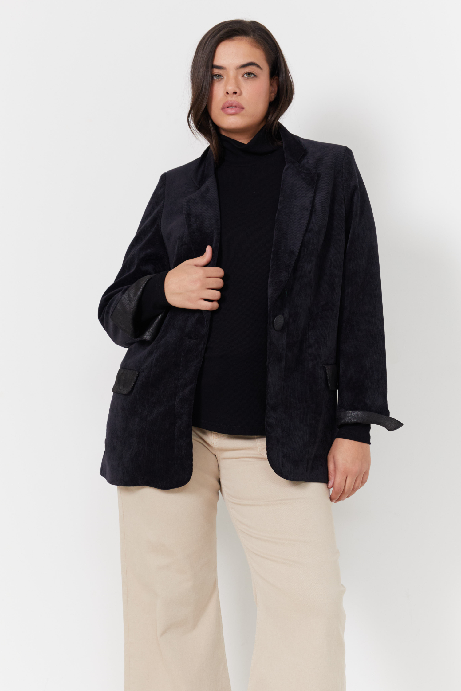 Veste tailleur en velours et empiècement cuir végan