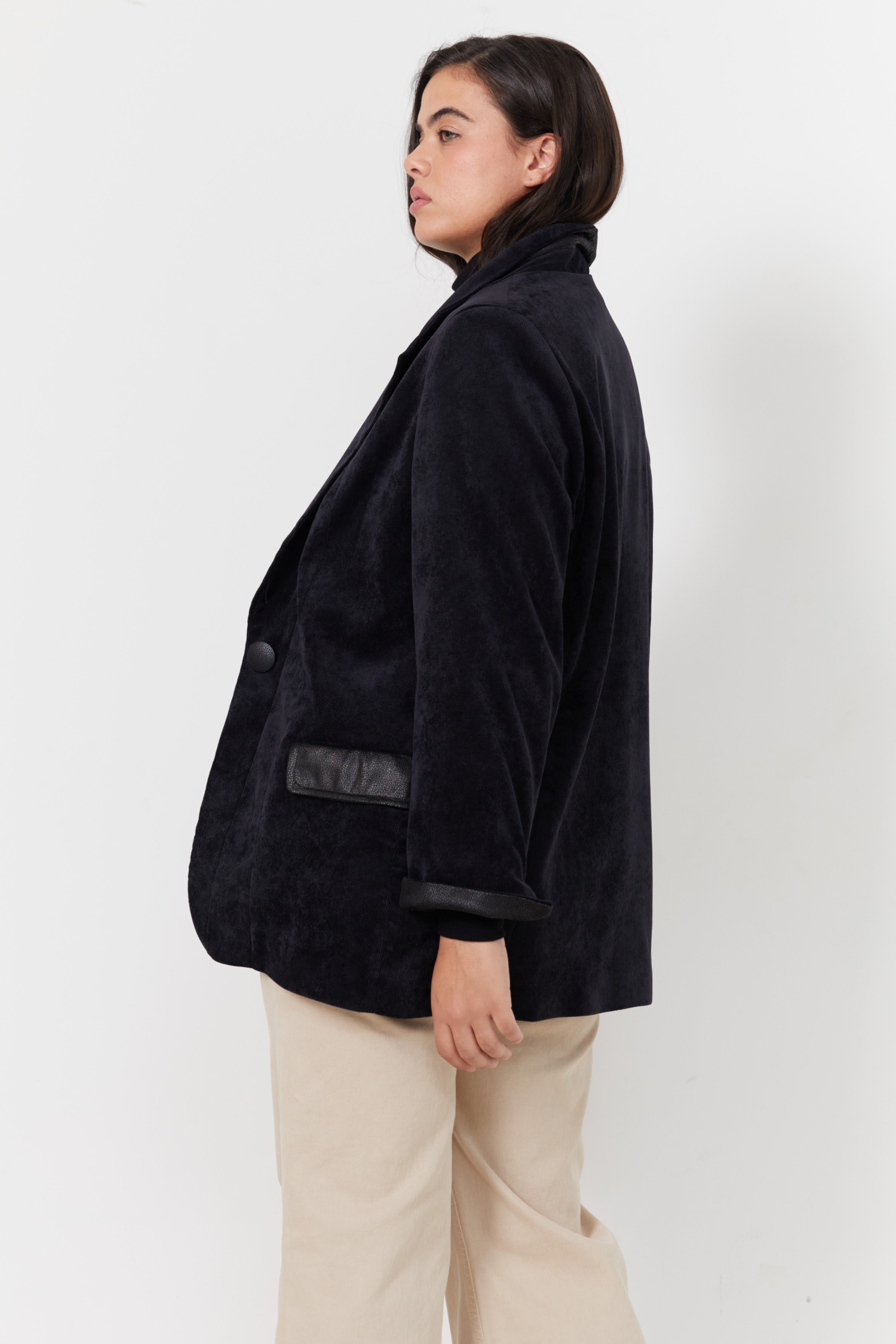 Veste tailleur en velours et empiècement cuir végan