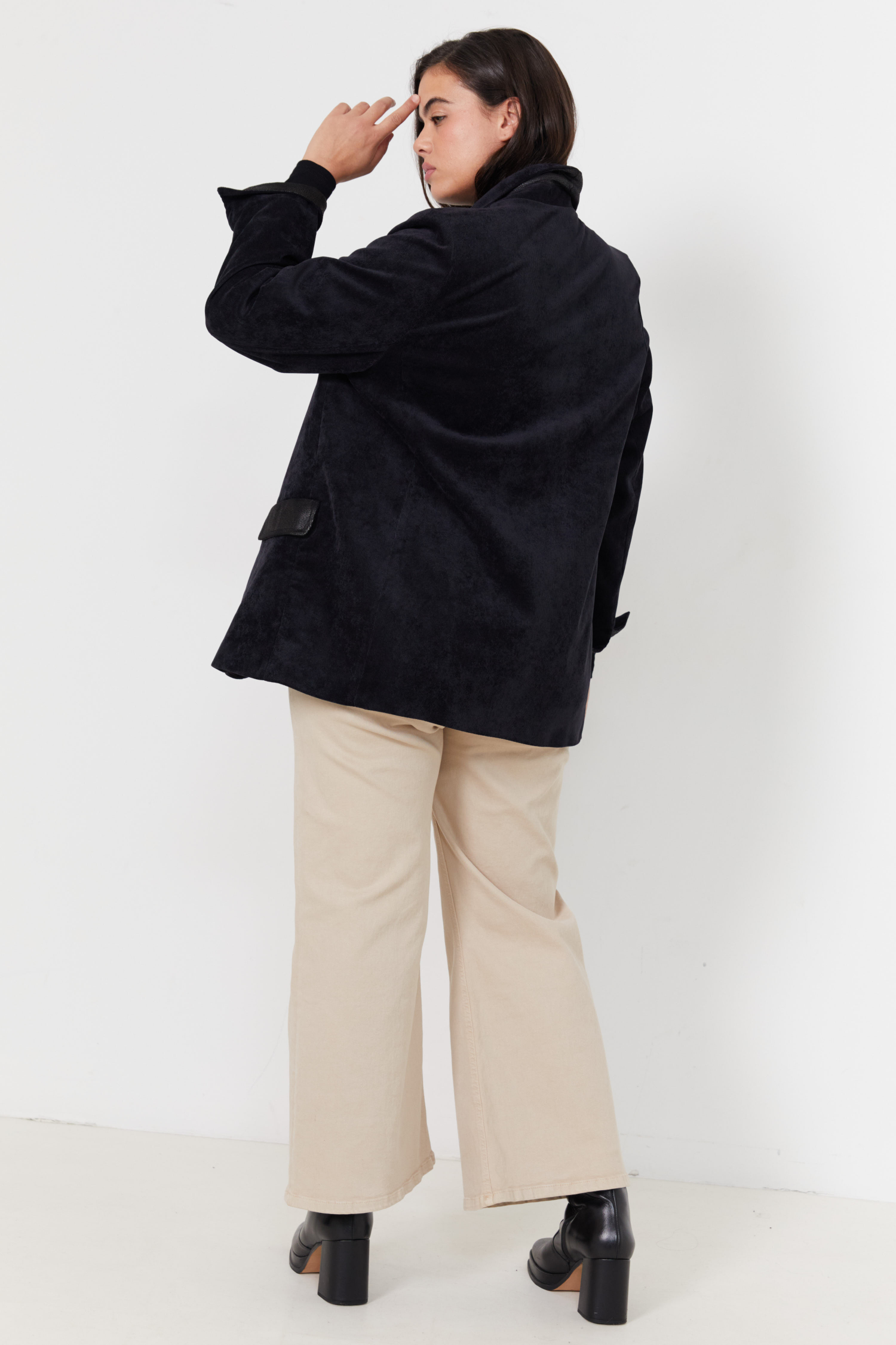 Veste tailleur en velours et empiècement cuir végan