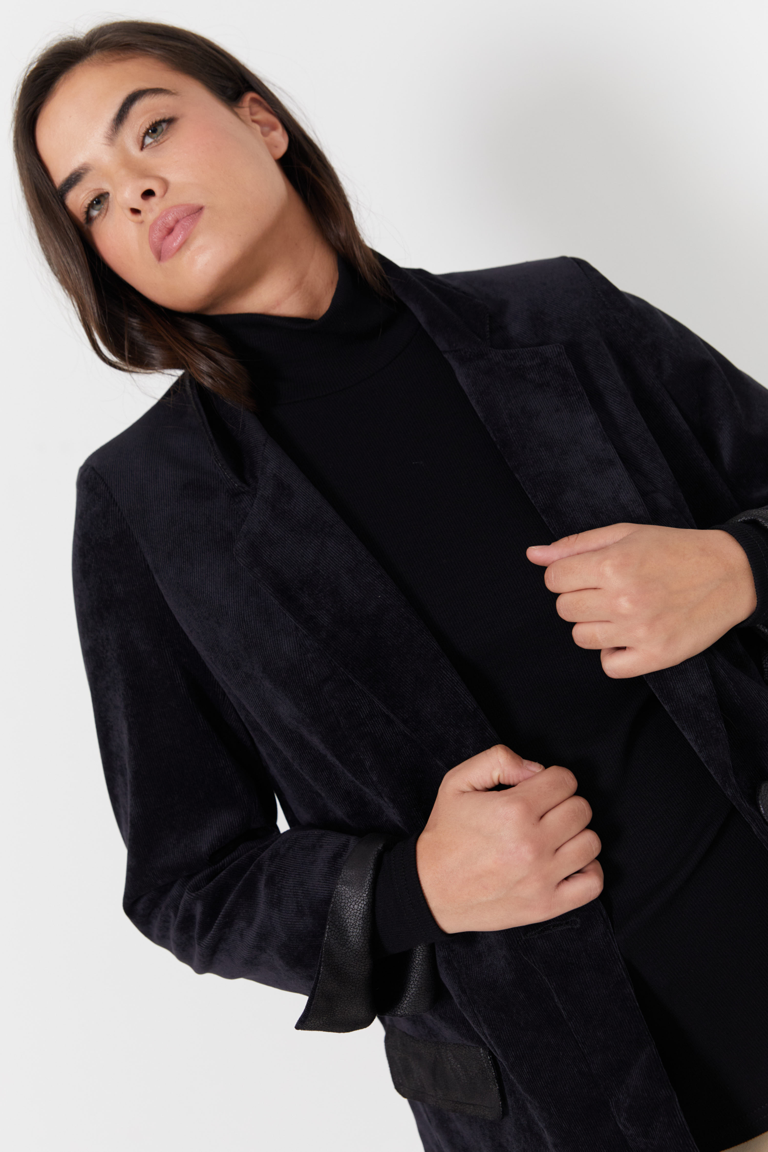 Veste tailleur en velours et empiècement cuir végan