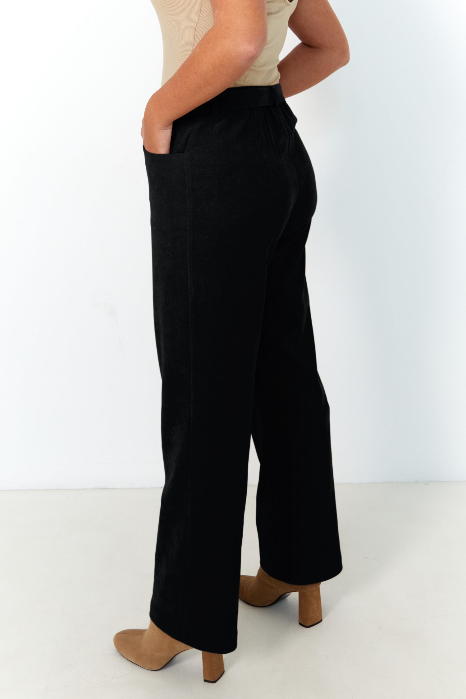 Plain straight pants with belt and stirrup