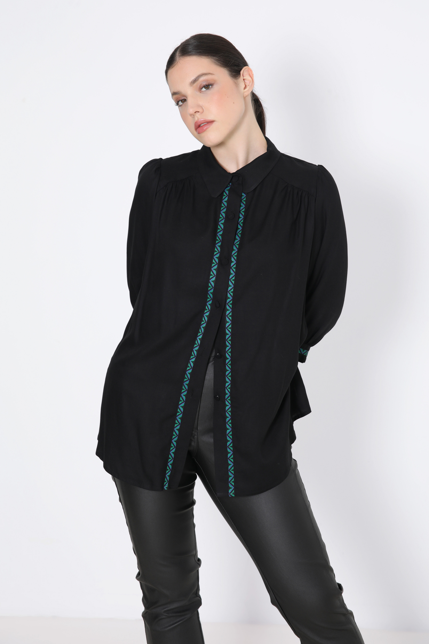 Plain trapeze-shaped shirt with braid.