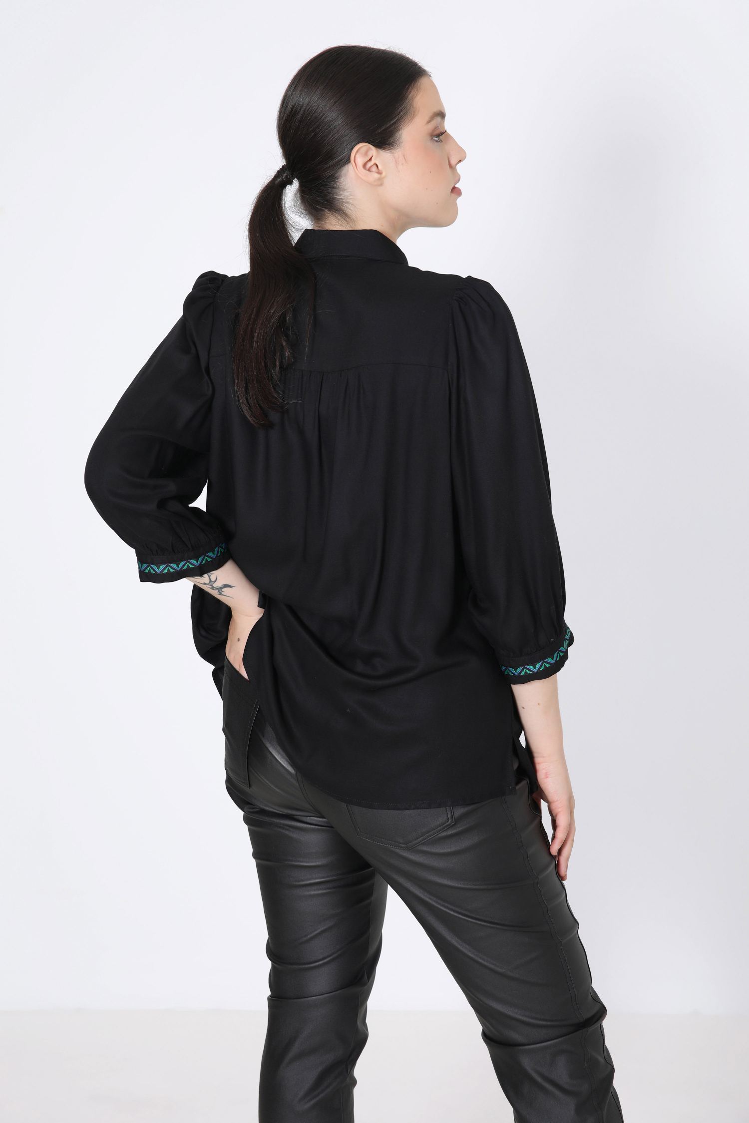 Plain trapeze-shaped shirt with braid.