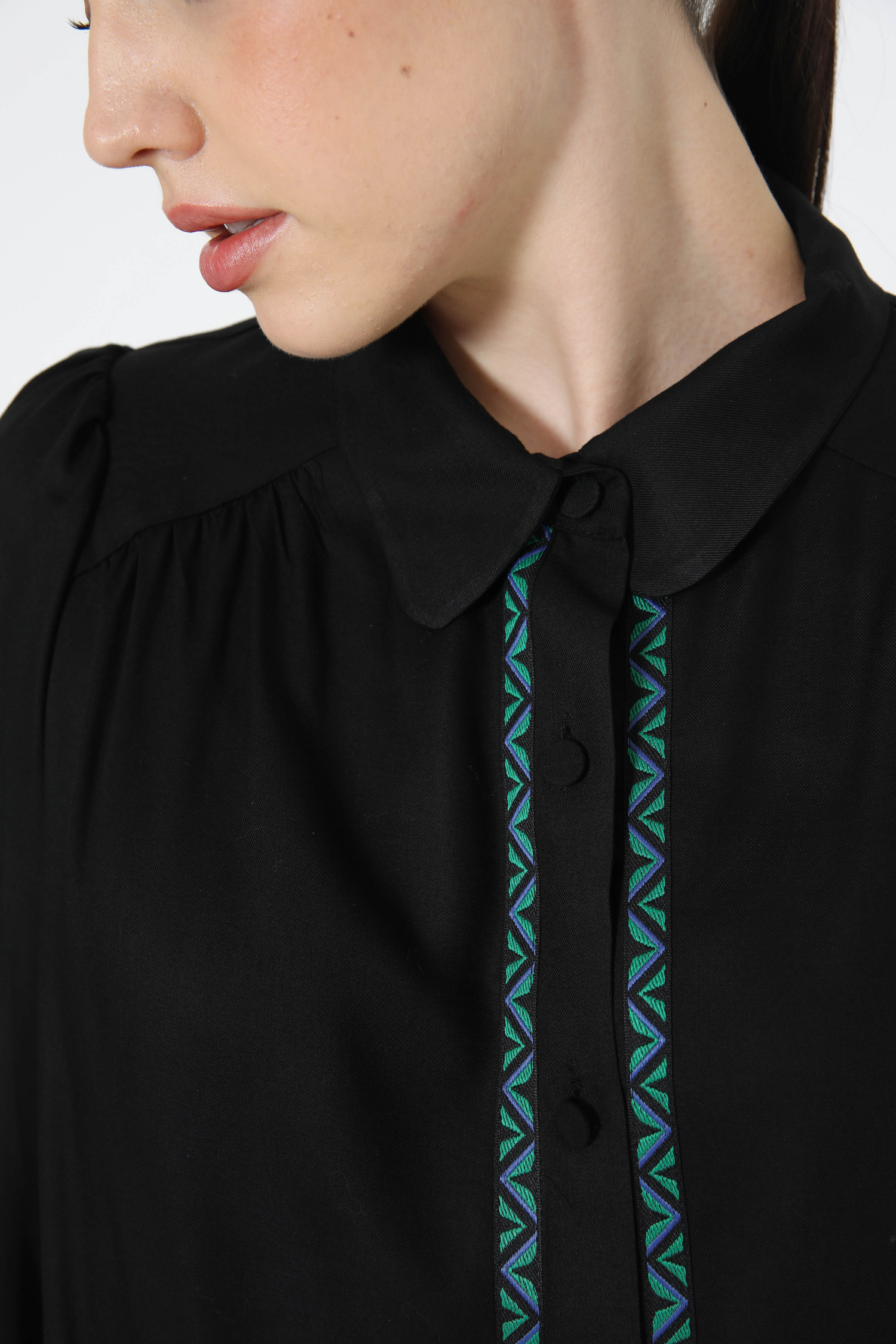 Plain trapeze-shaped shirt with braid.