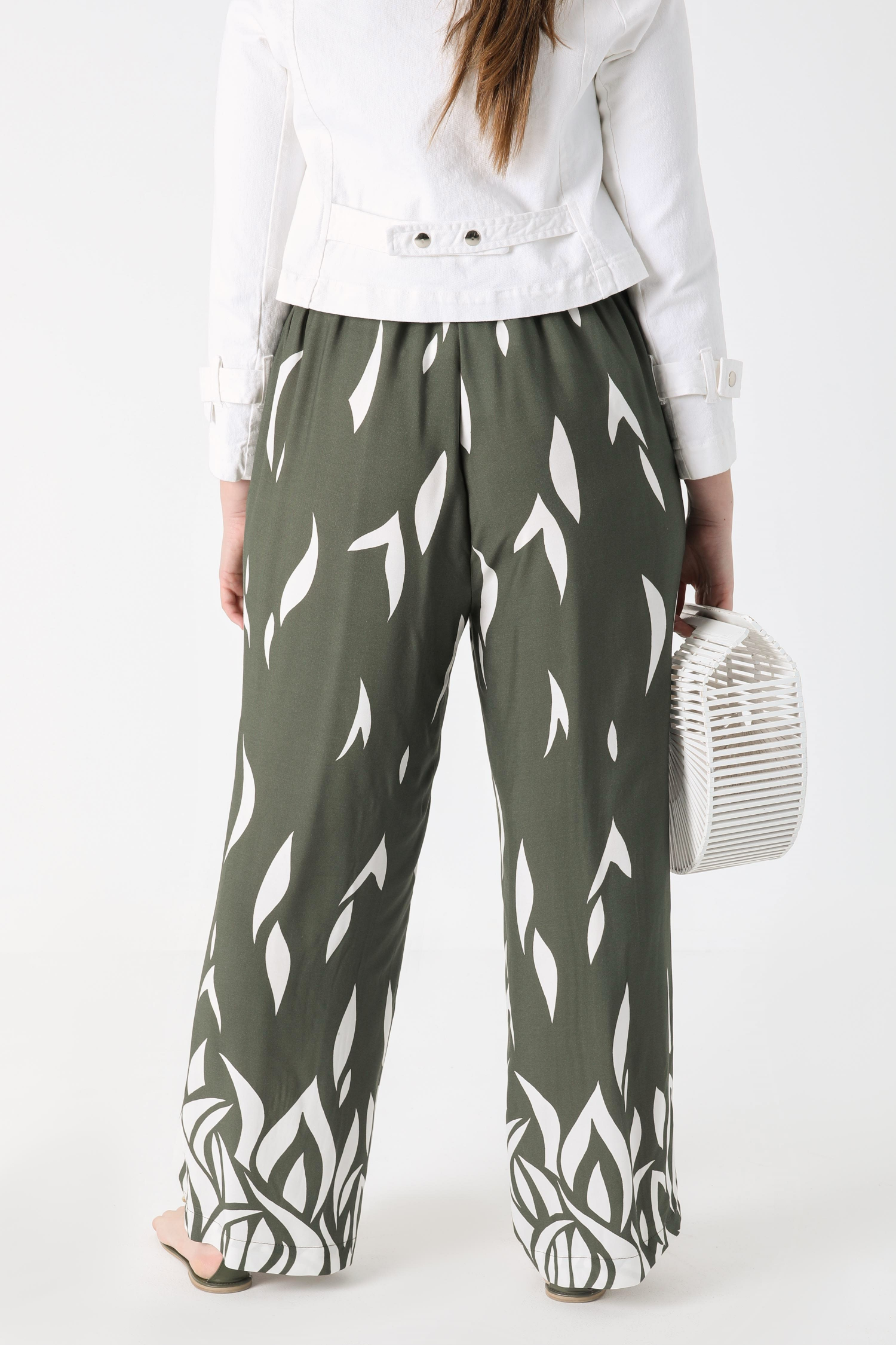 Fluid pants with a base pattern