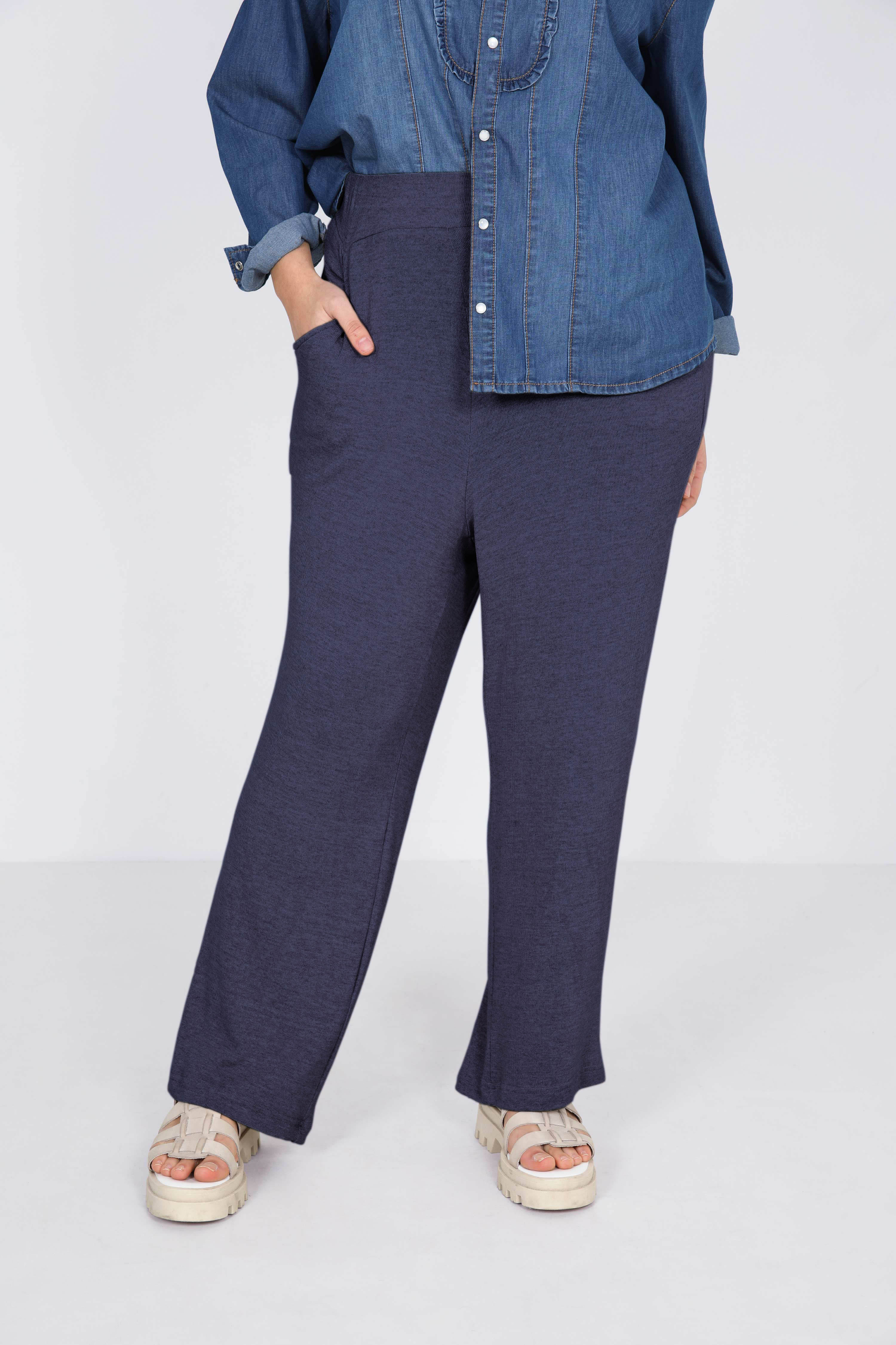 Plain knit straight pants