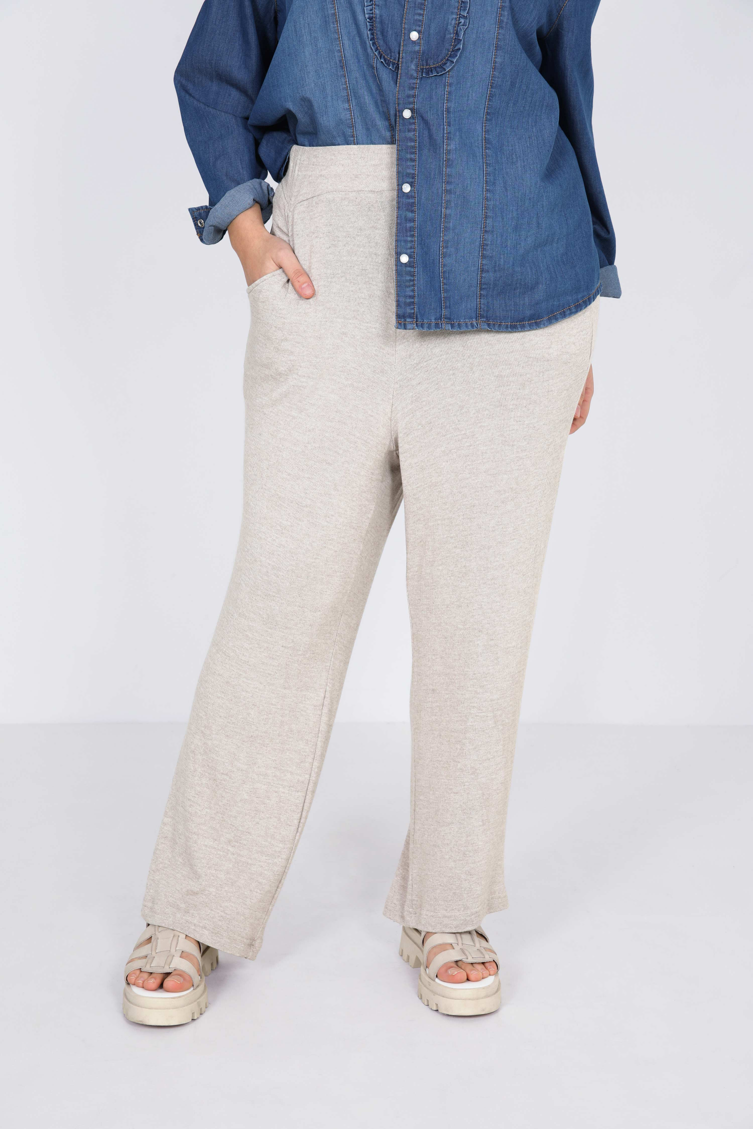 Plain knit straight pants