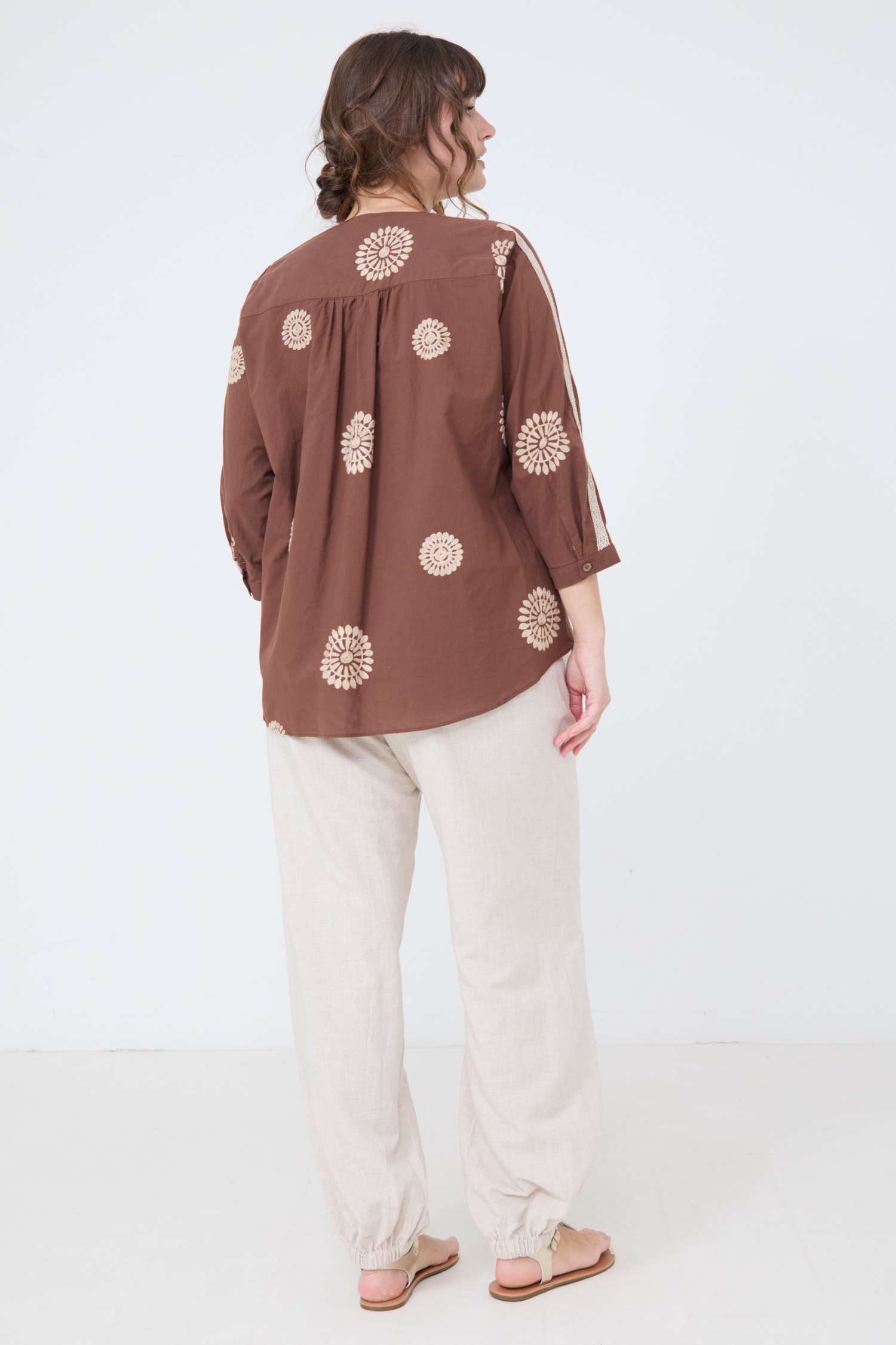 Blouse en coton brodé avec un galon macramé