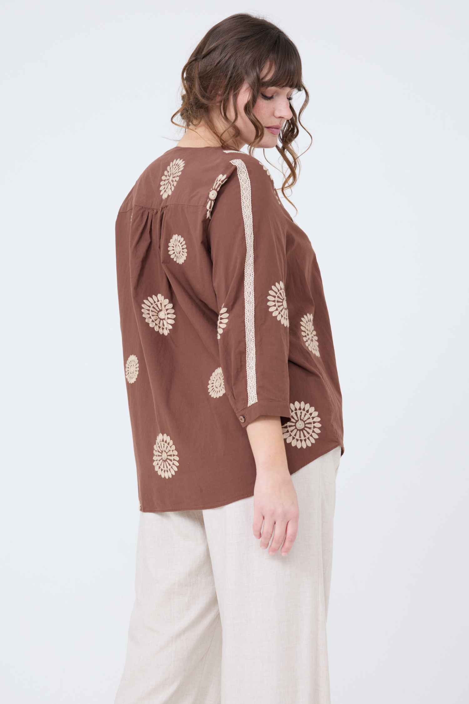 Blouse en coton brodé avec un galon macramé