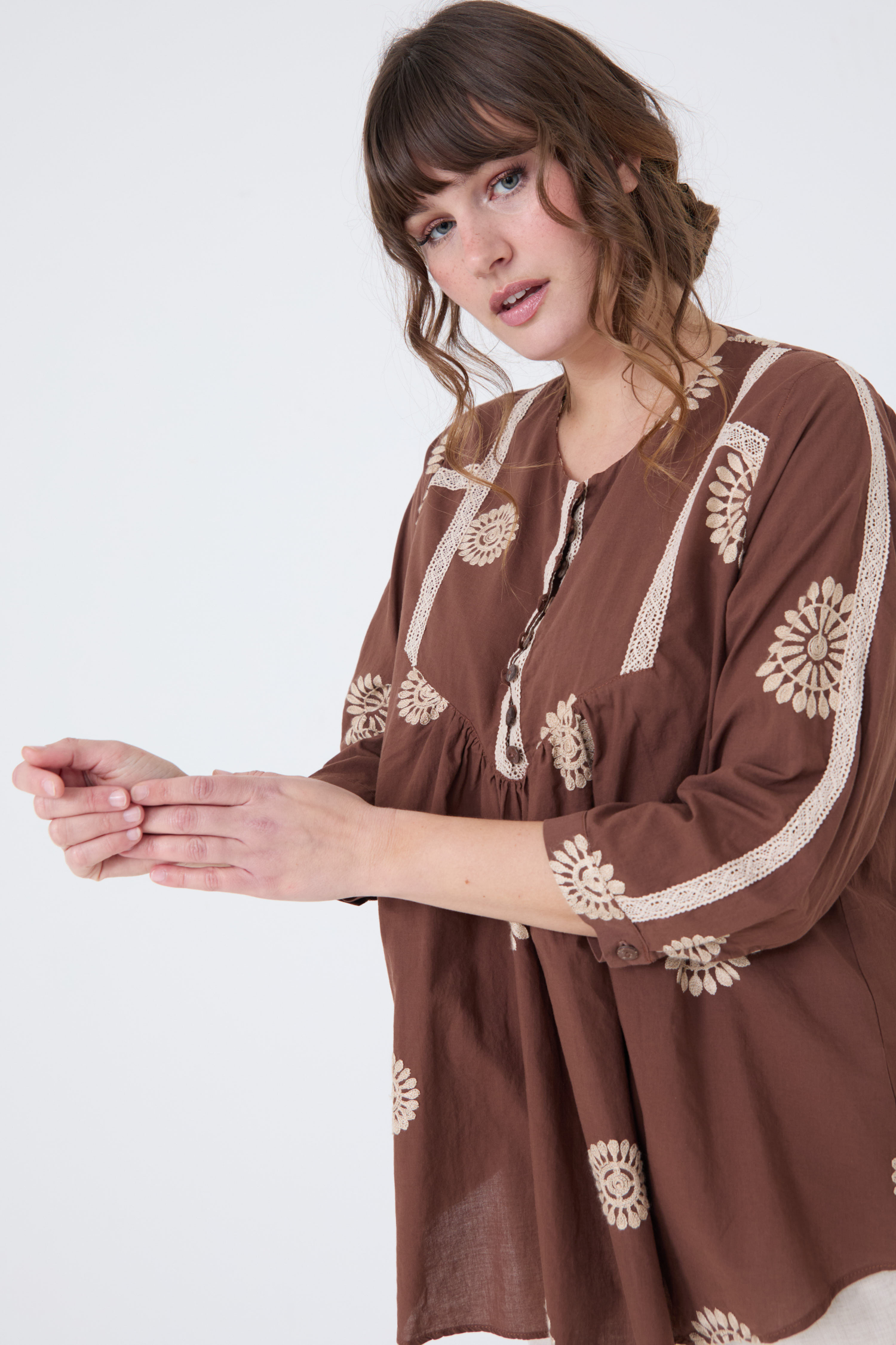 Blouse en coton brodé avec un galon macramé