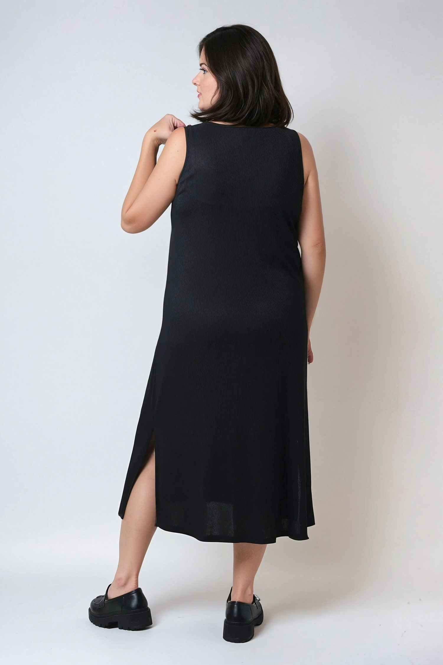 Robe longue sans manche en maille côtelée.
