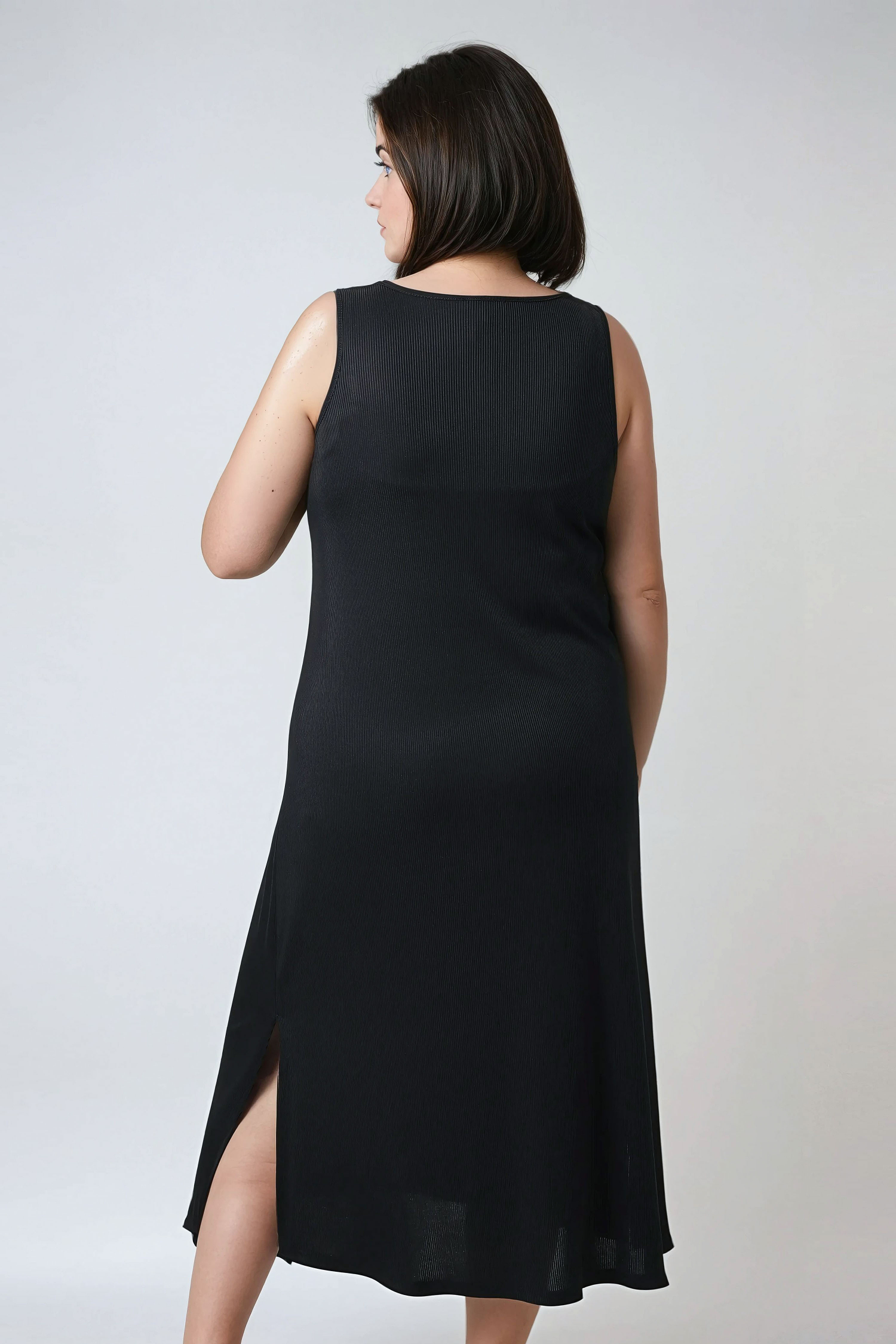 Robe longue sans manche en maille côtelée.
