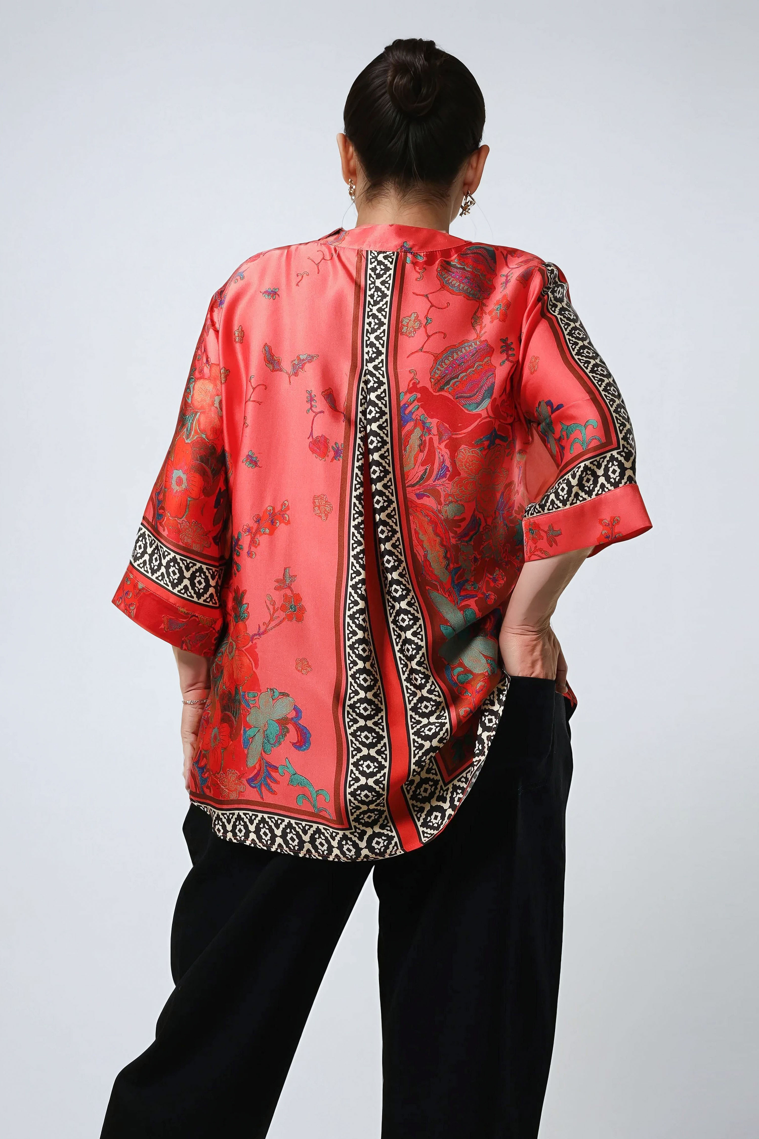 Blouse imprimée avec une base effet satiné en viscose ultra fluide