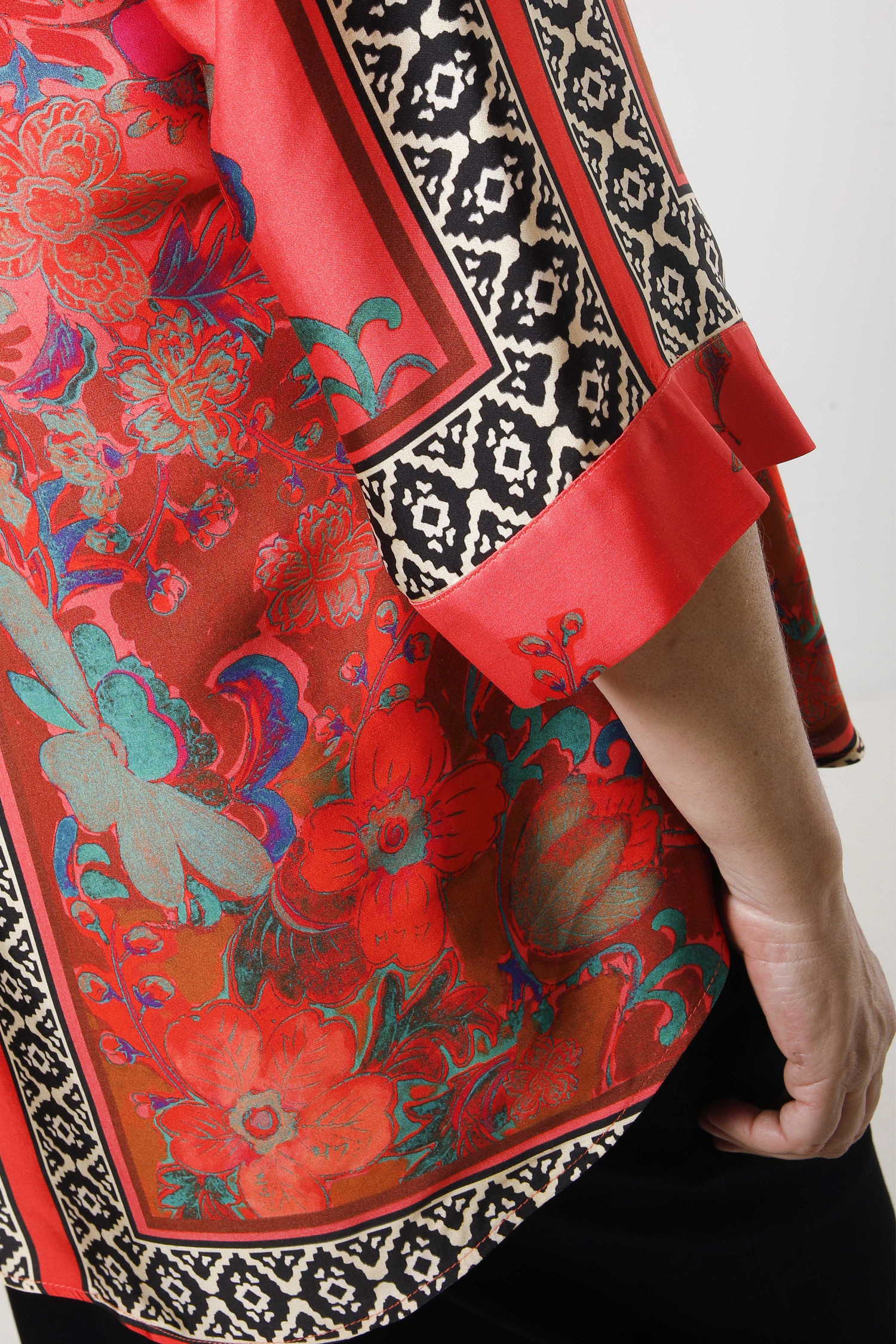 Blouse imprimée avec une base effet satiné en viscose ultra fluide