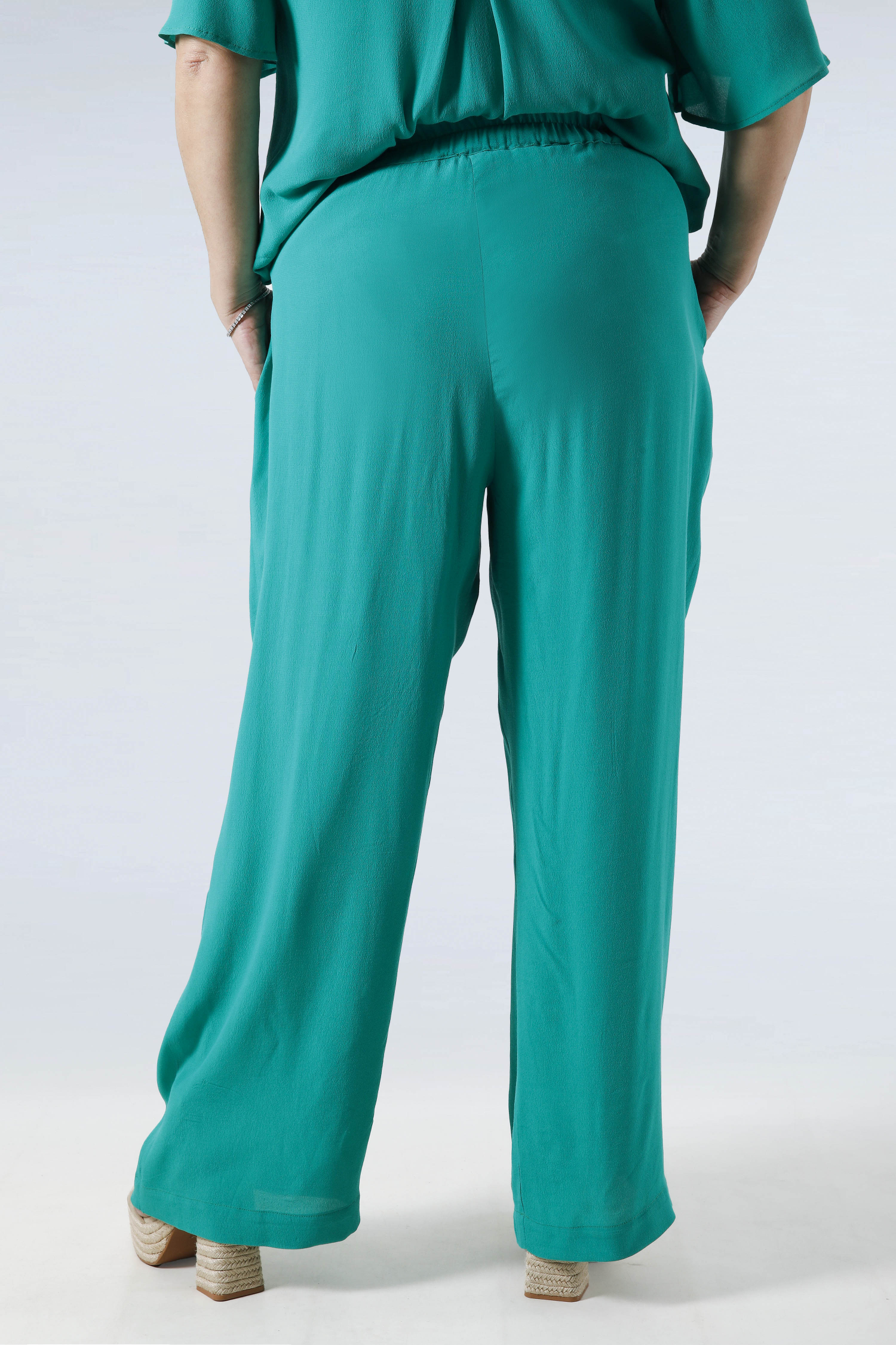 Plain crepe flowing pants