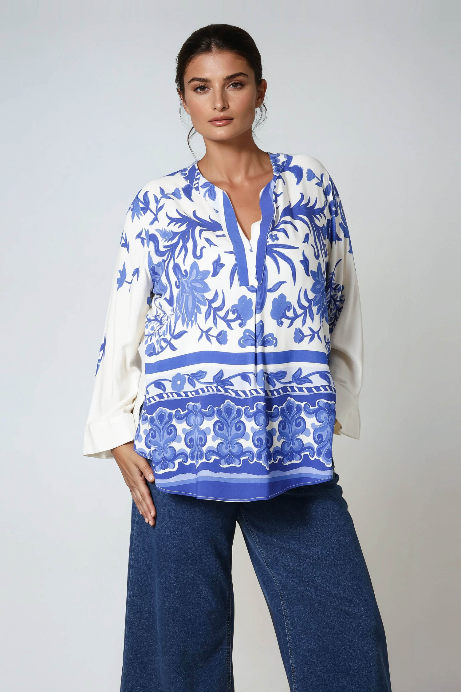 Printed blouse with fluid viscose base 