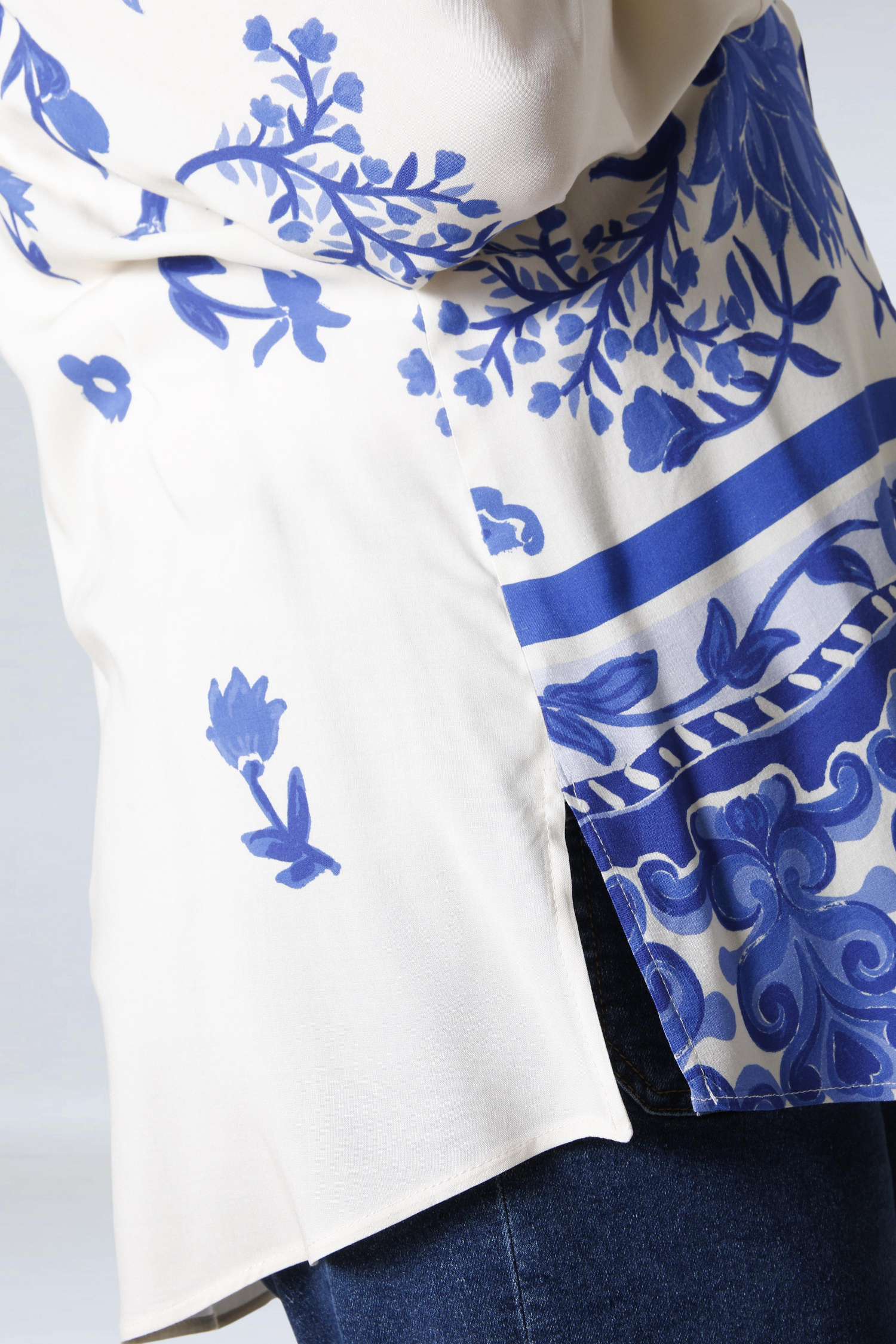 Printed blouse with fluid viscose base 