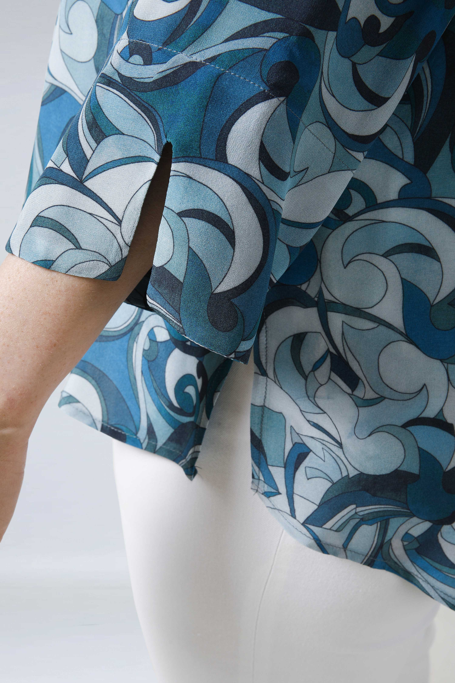 Printed blouse with ultra-fluid viscose crepe base 