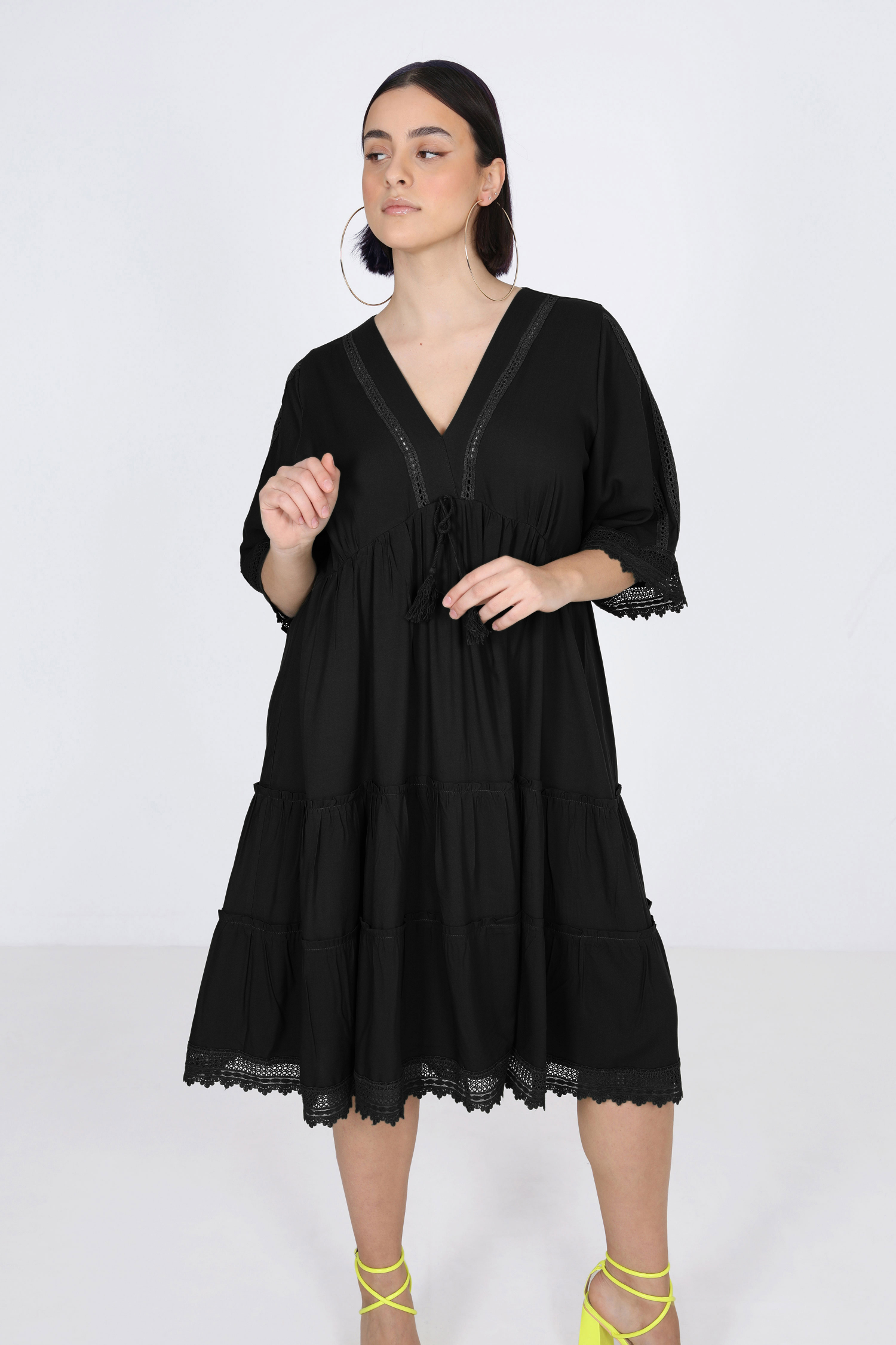 Plain bohemian-style midi dress with braid