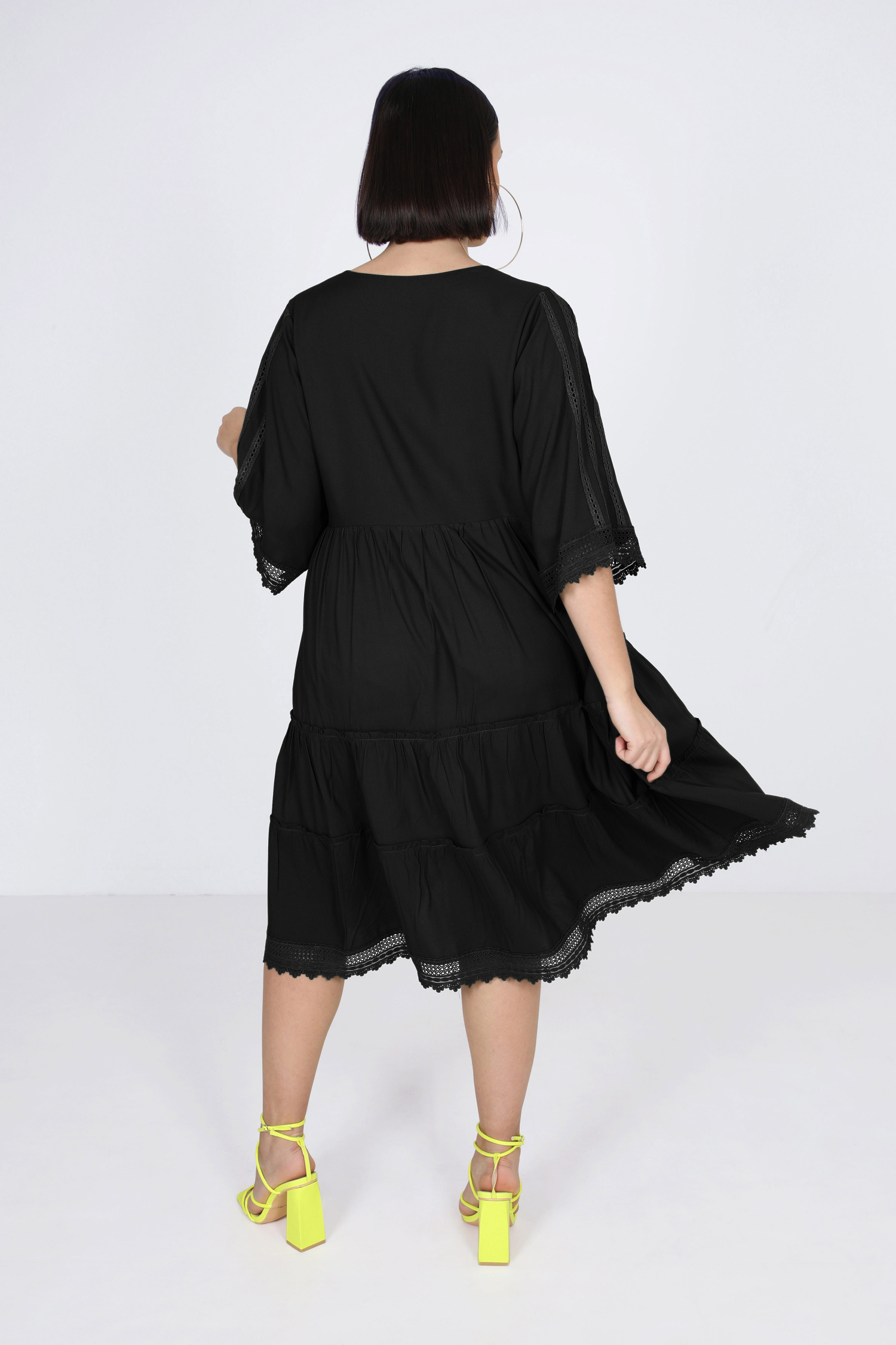 Plain bohemian-style midi dress with braid