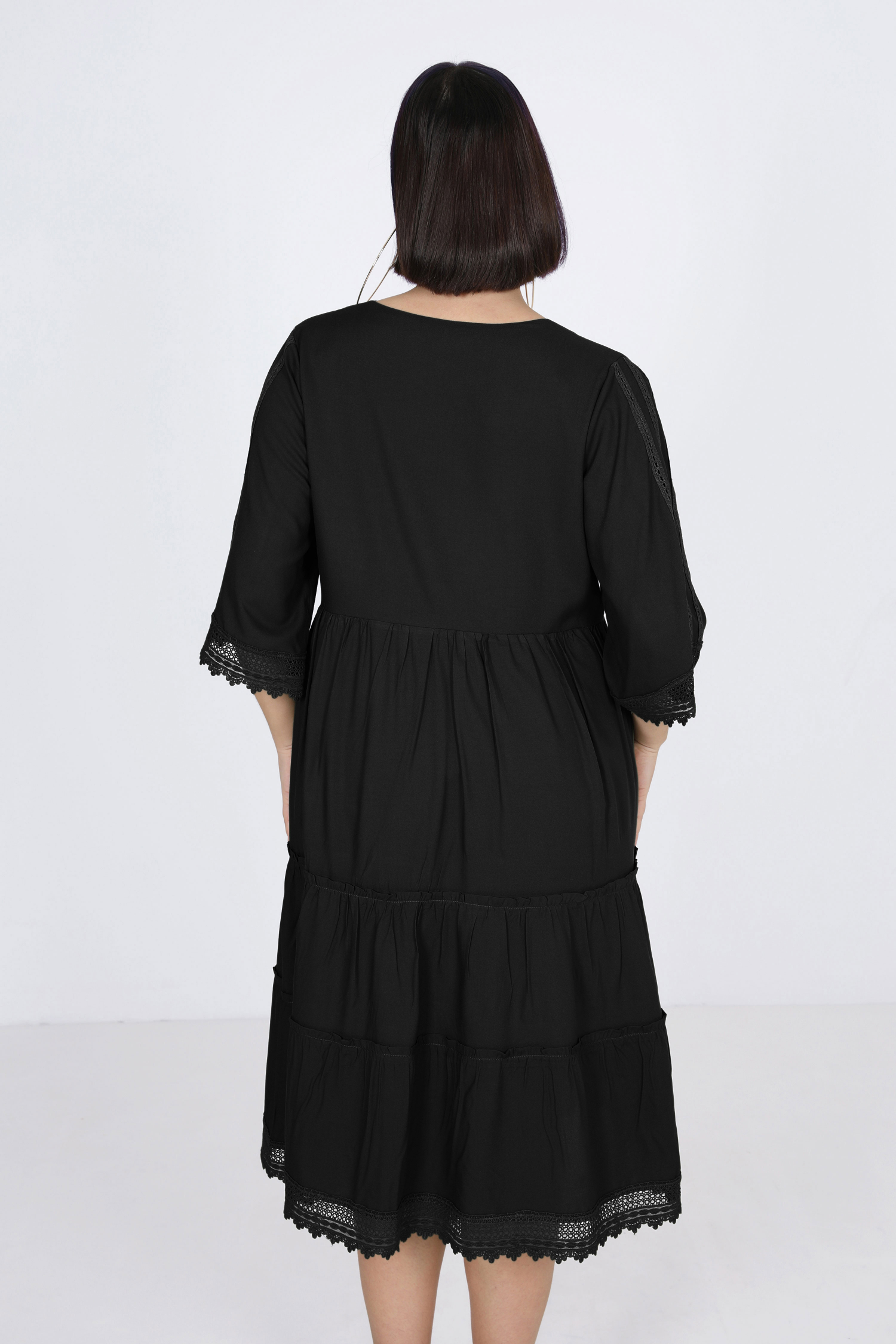 Plain bohemian-style midi dress with braid