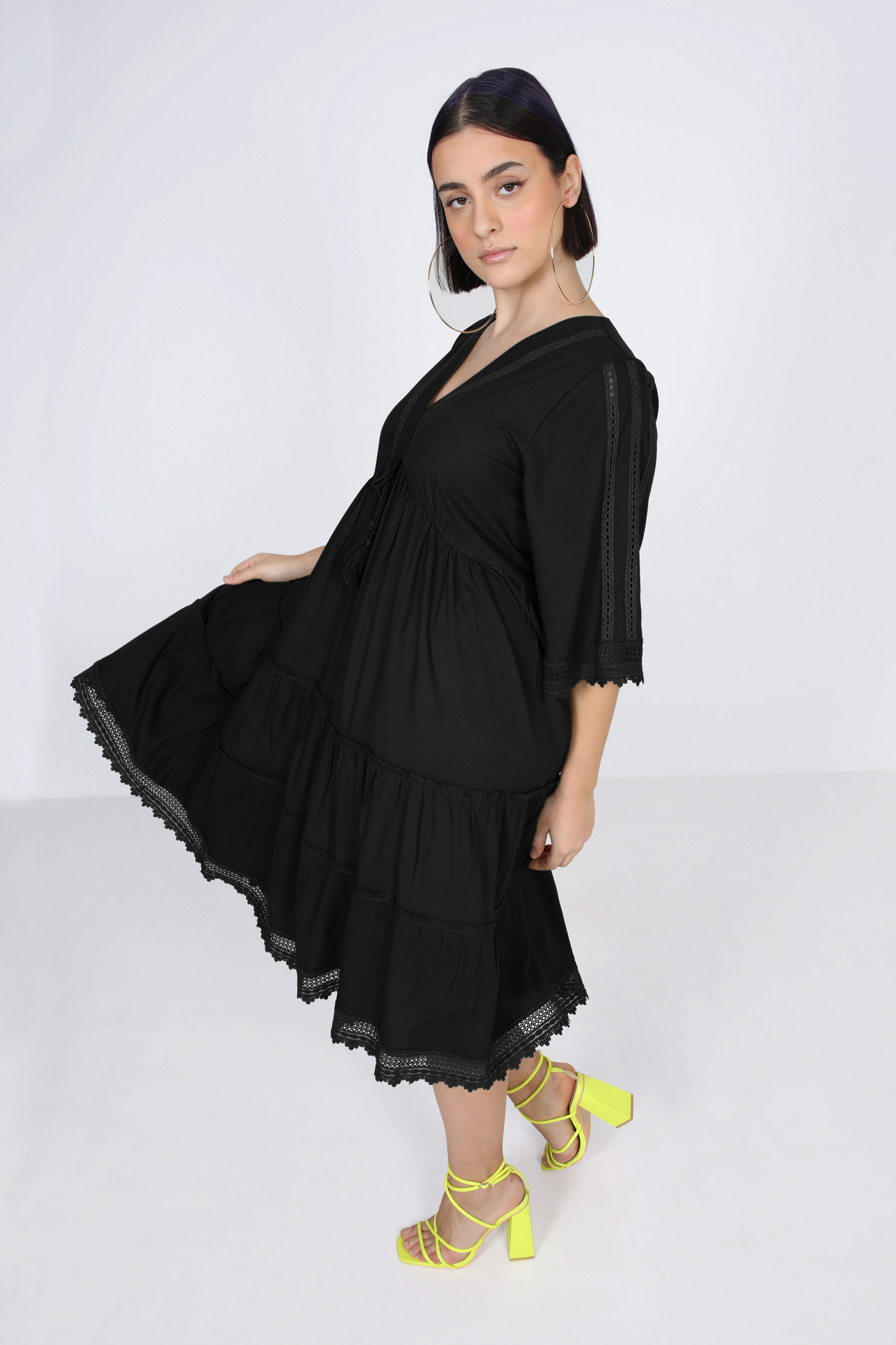 Plain bohemian-style midi dress with braid