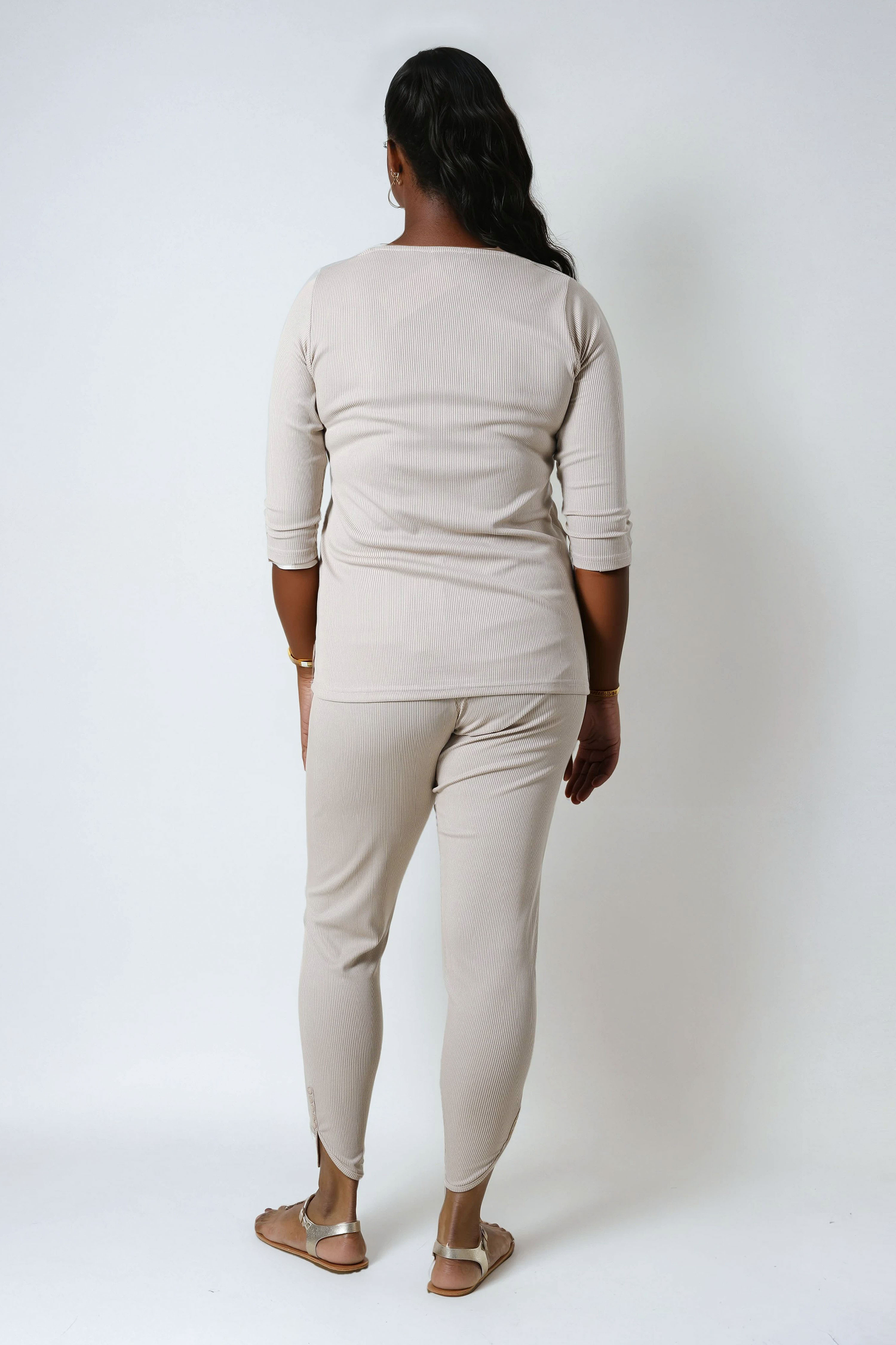 Shiny ribbed knit T-shirt.