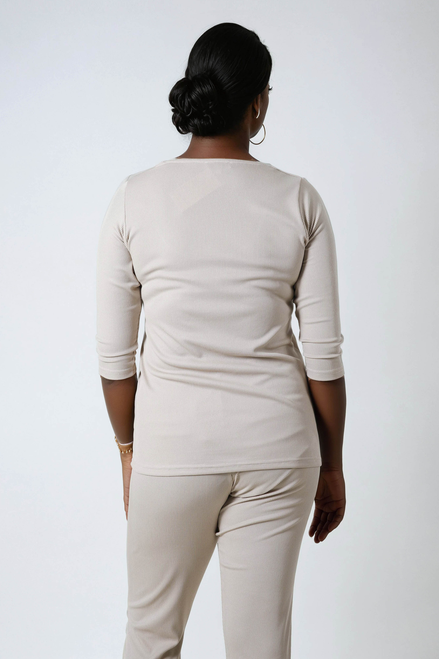 Shiny ribbed knit T-shirt.