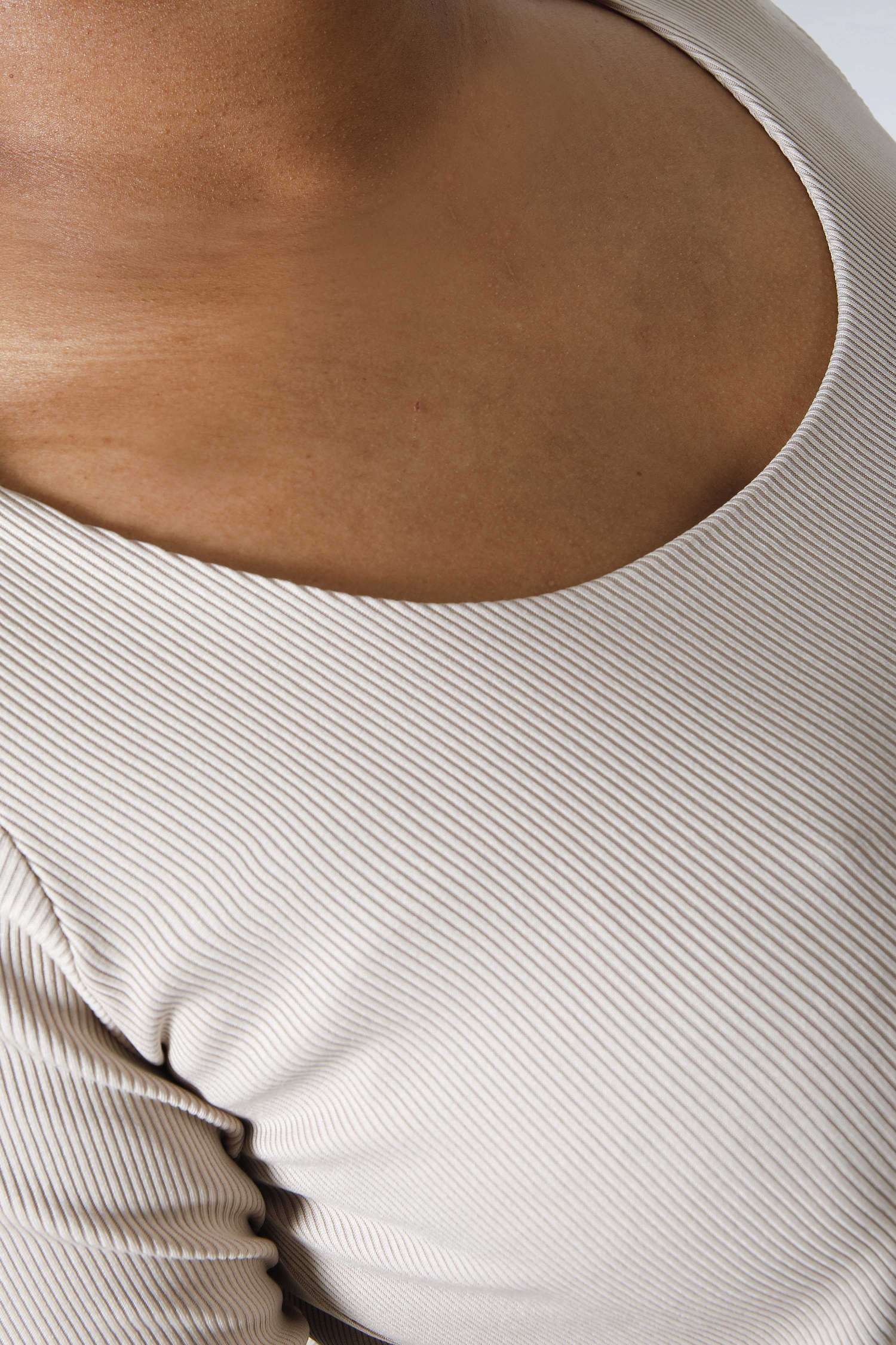 Shiny ribbed knit T-shirt.
