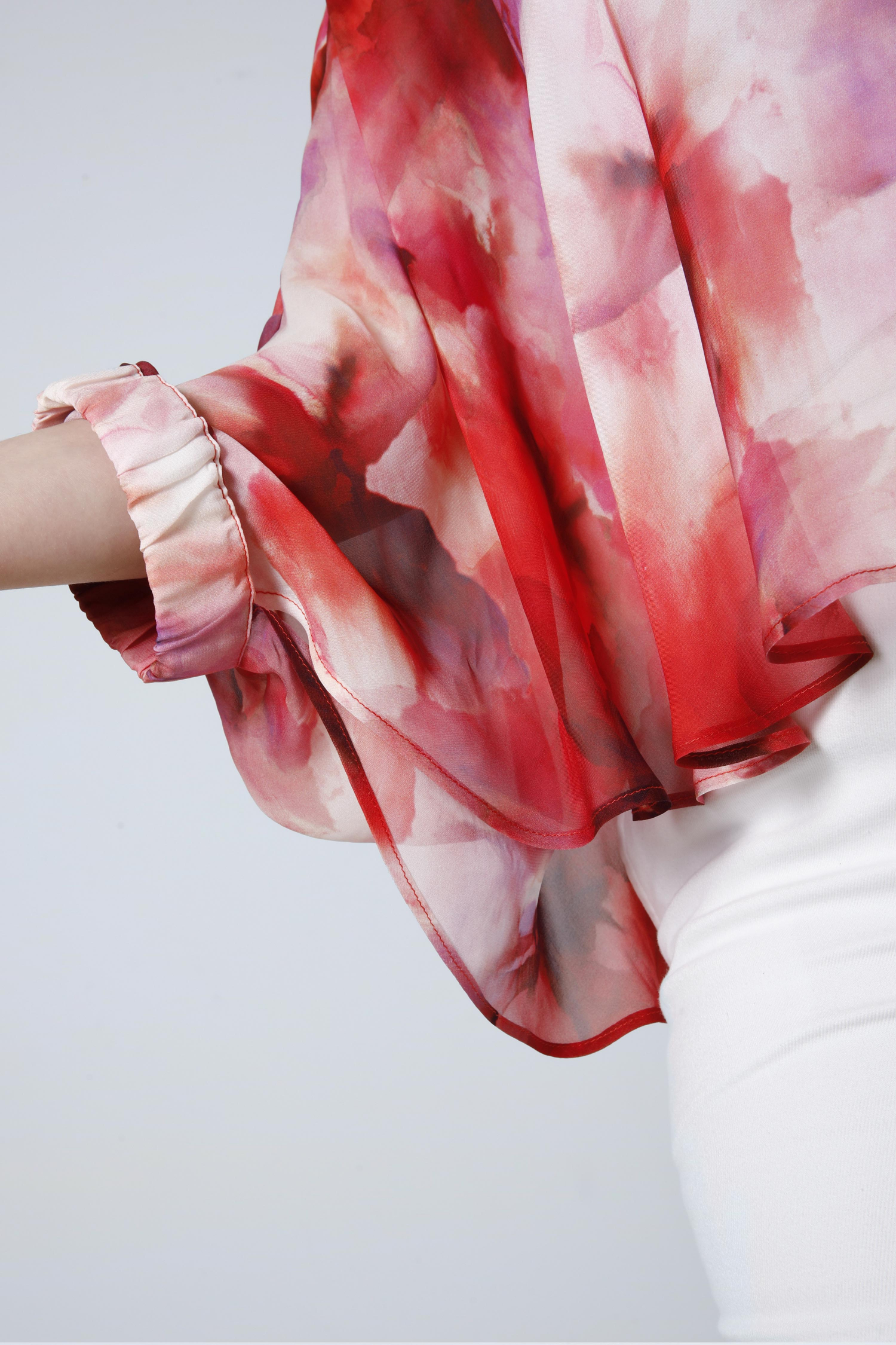 Vaporous arm warmers in printed viscose voile 