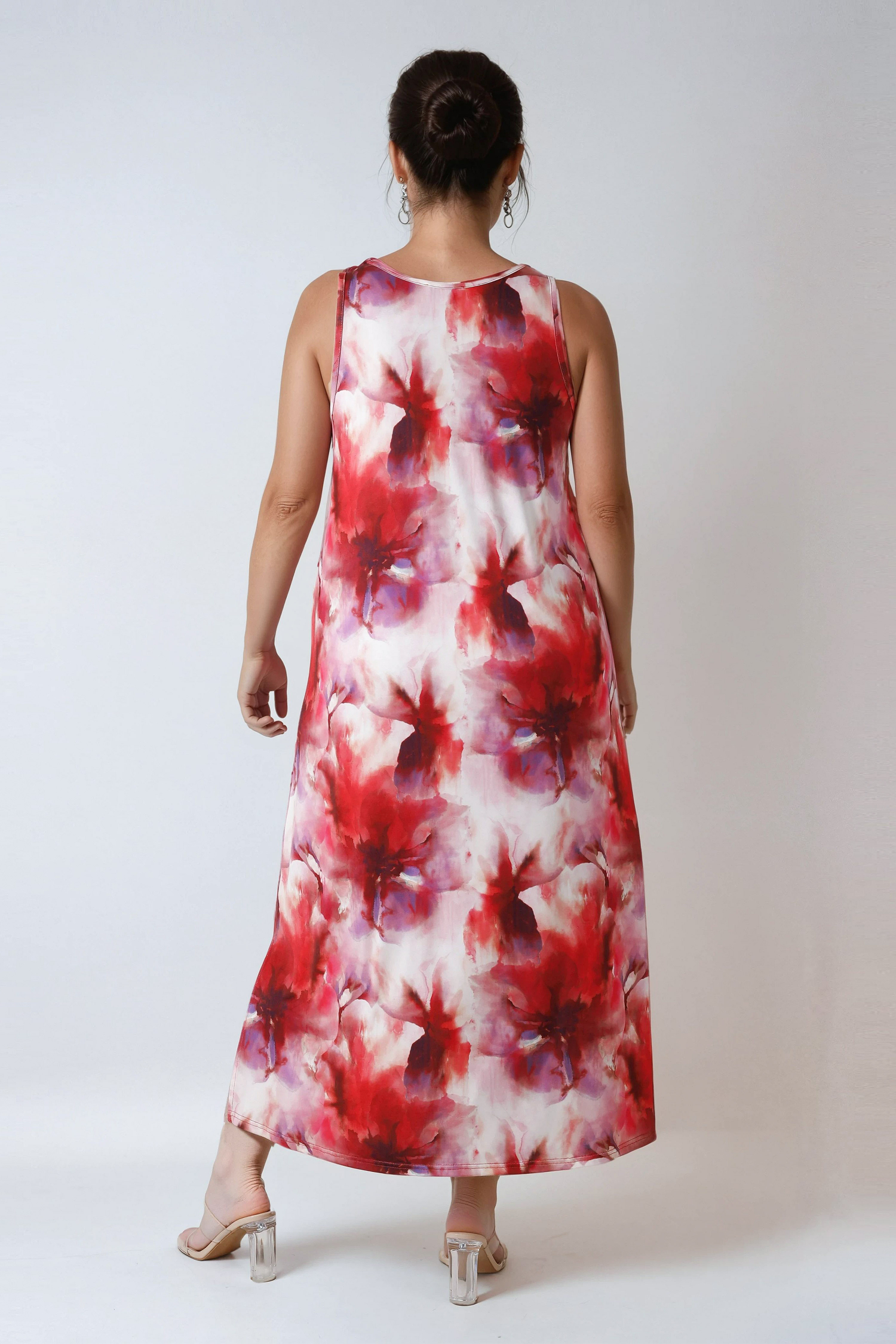 Long sleeveless dress in printed mesh.