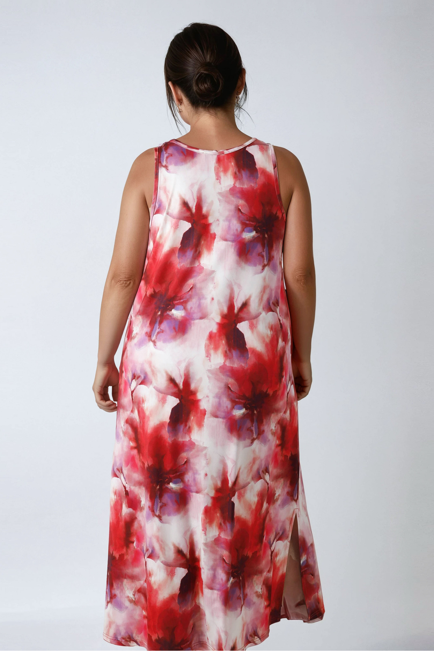 Long sleeveless dress in printed mesh.