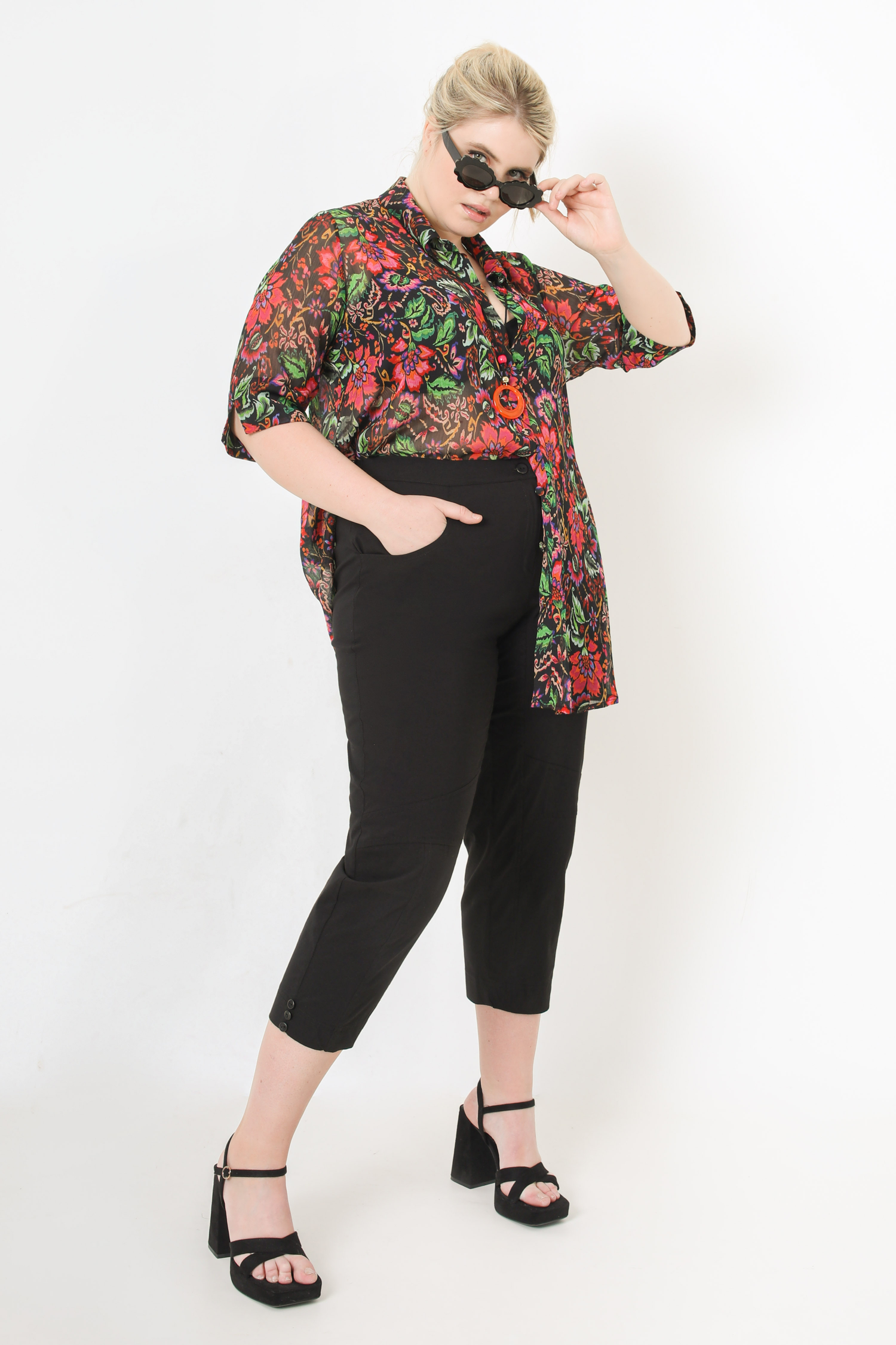 Plain stretch cropped pants with cutout