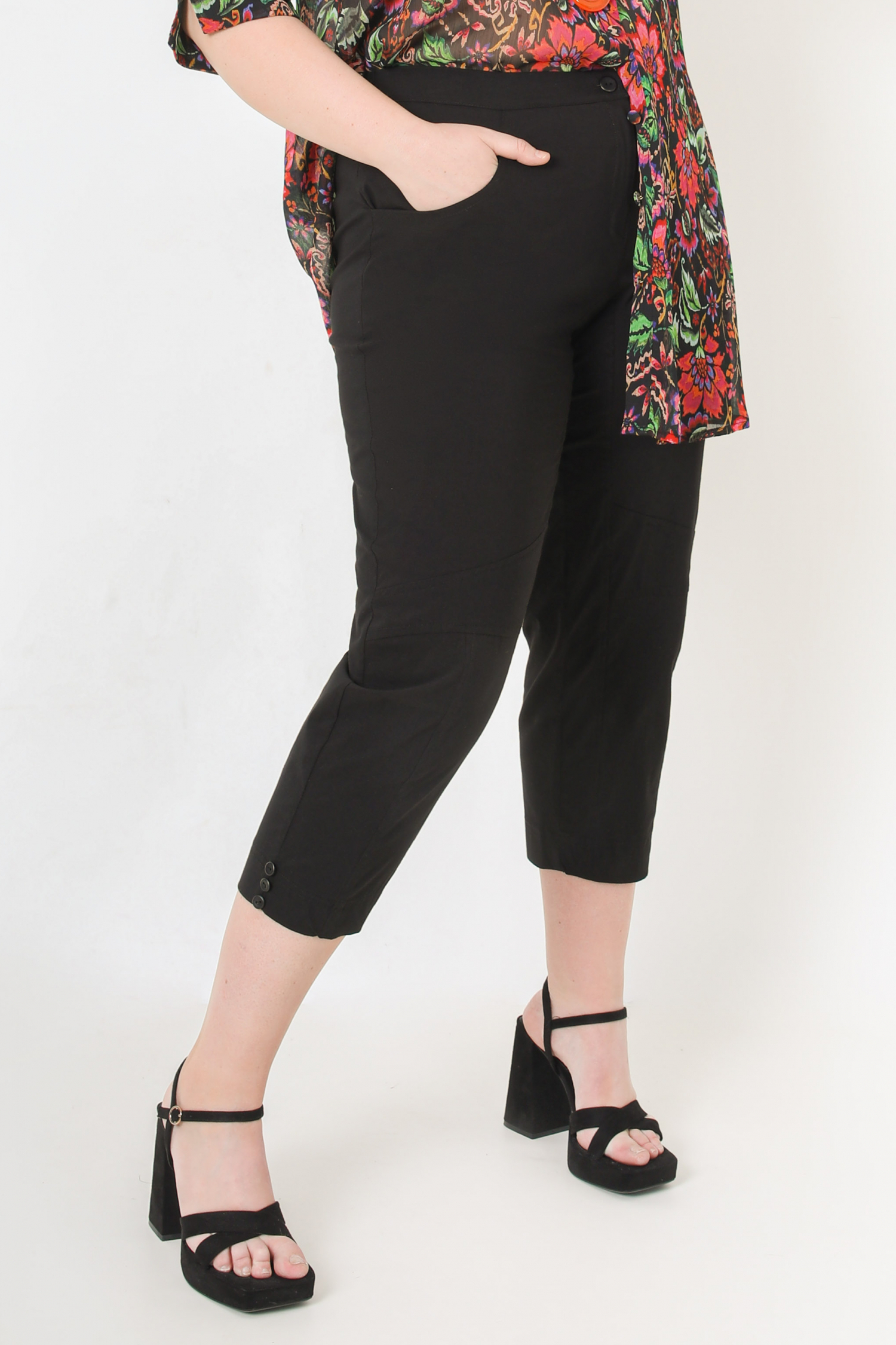 Plain stretch cropped pants with cutout