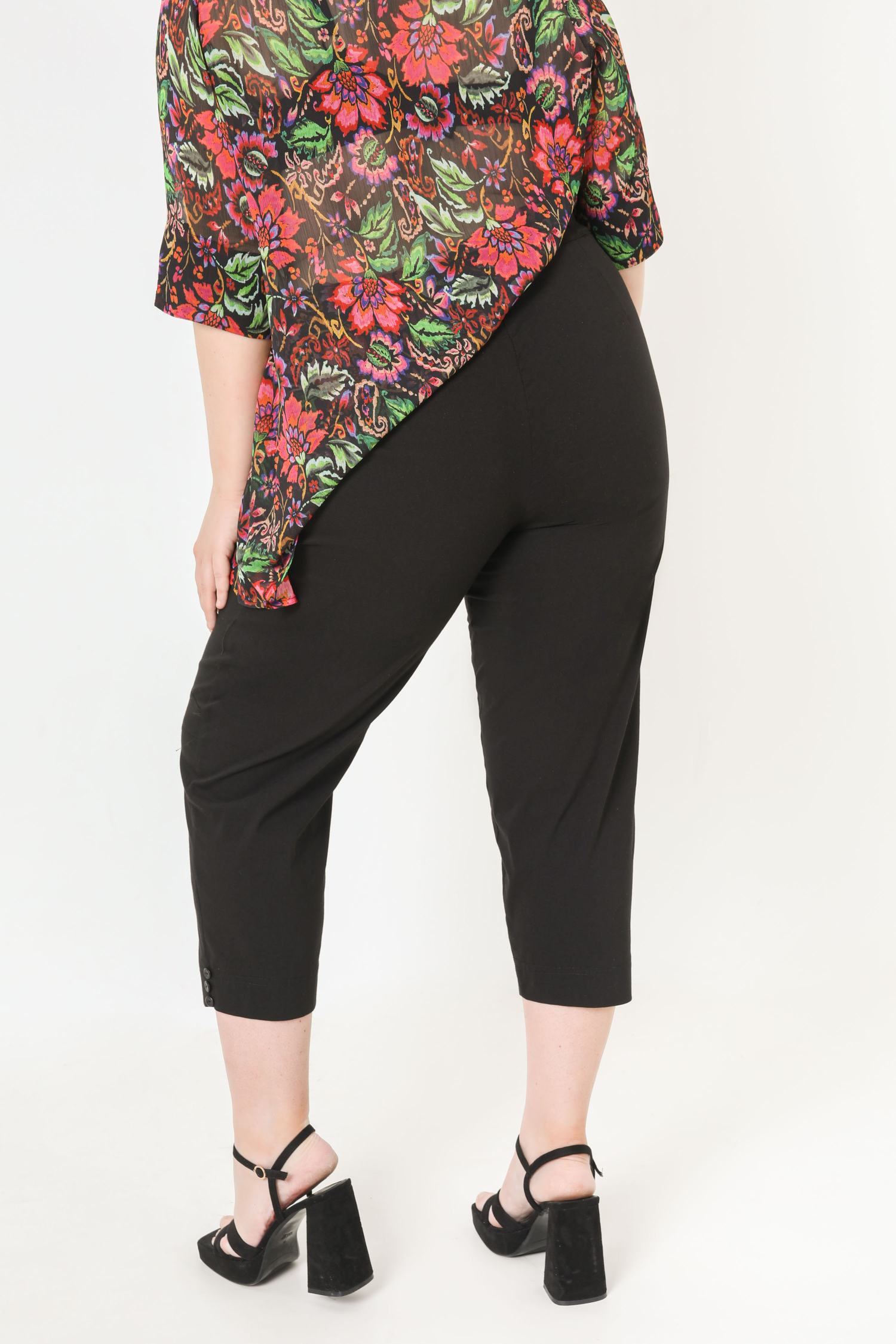 Plain stretch cropped pants with cutout