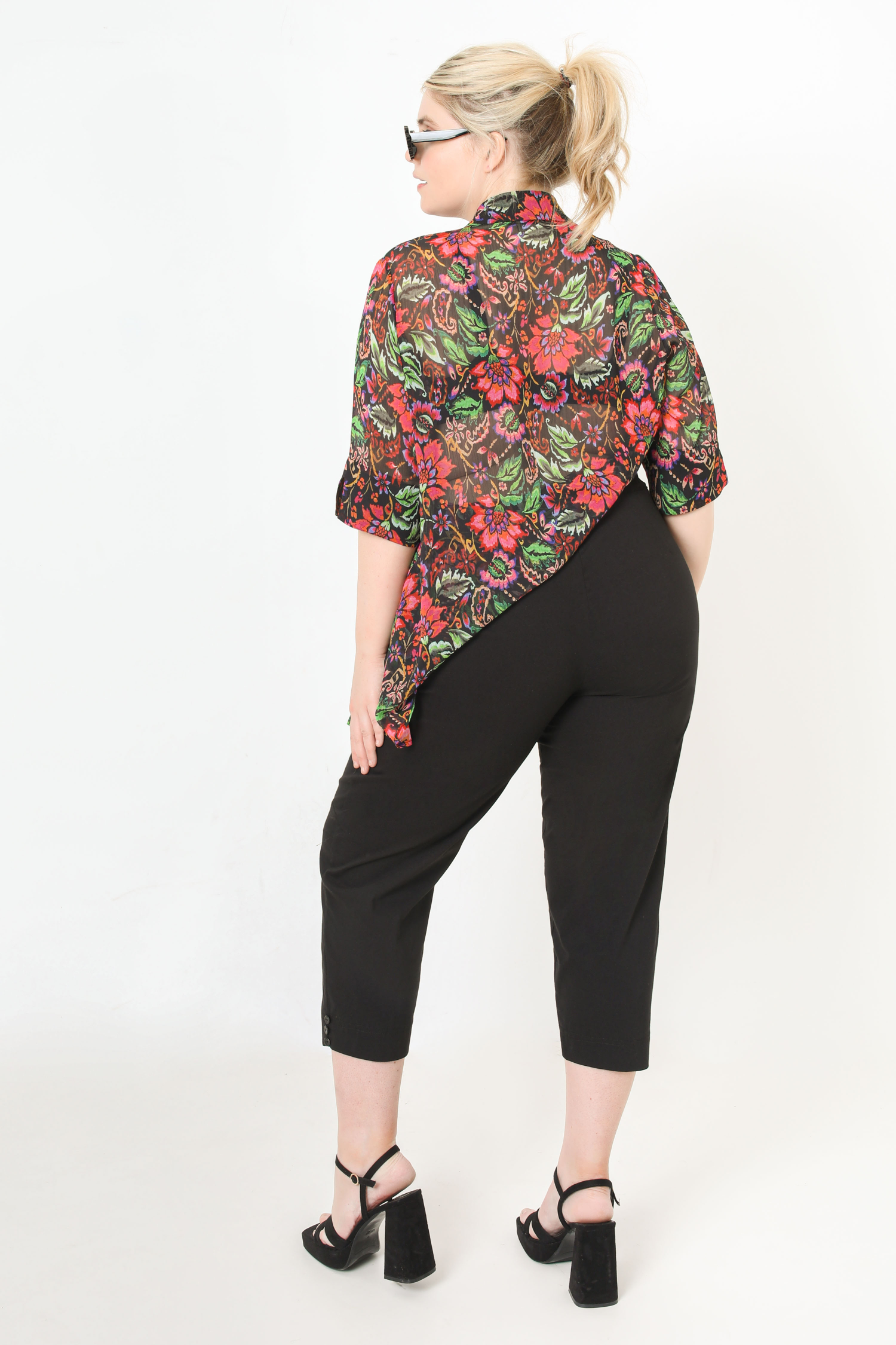 Plain stretch cropped pants with cutout