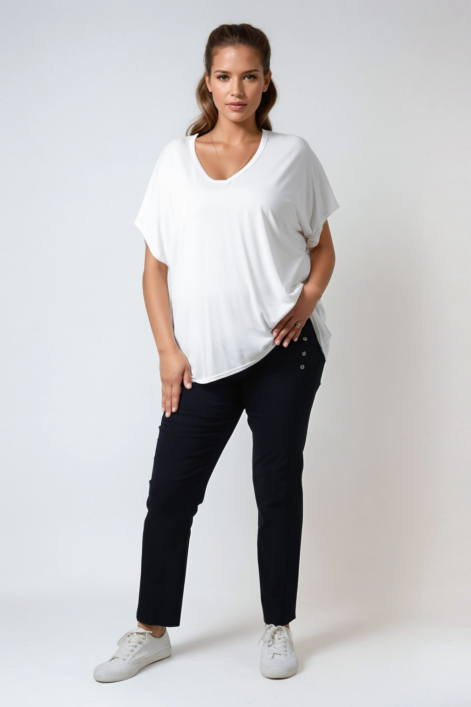 Elegant pants with buttons