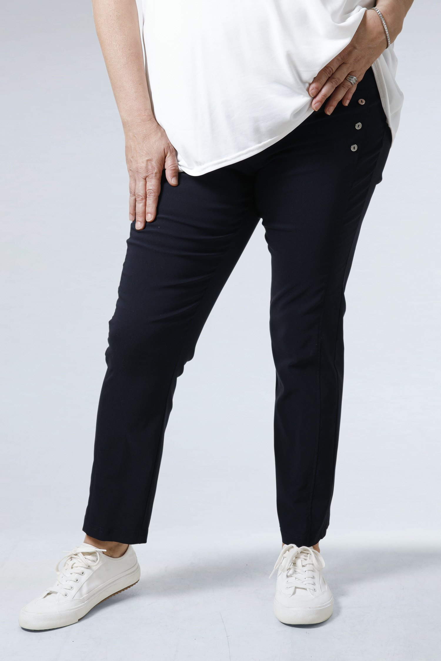 Elegant pants with buttons