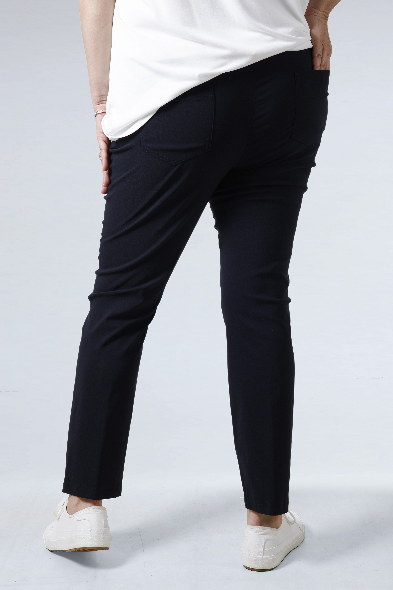 Elegant pants with buttons