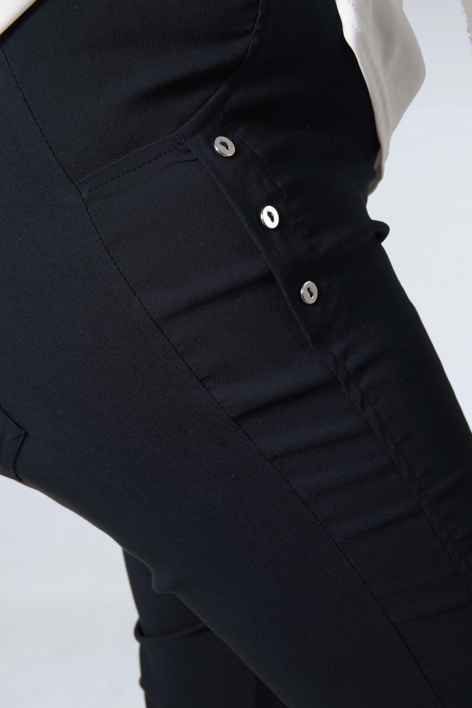 Elegant pants with buttons