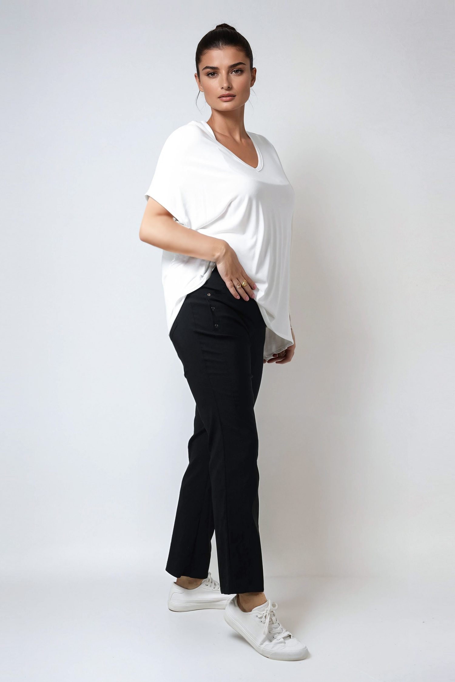 Elegant pants with buttons