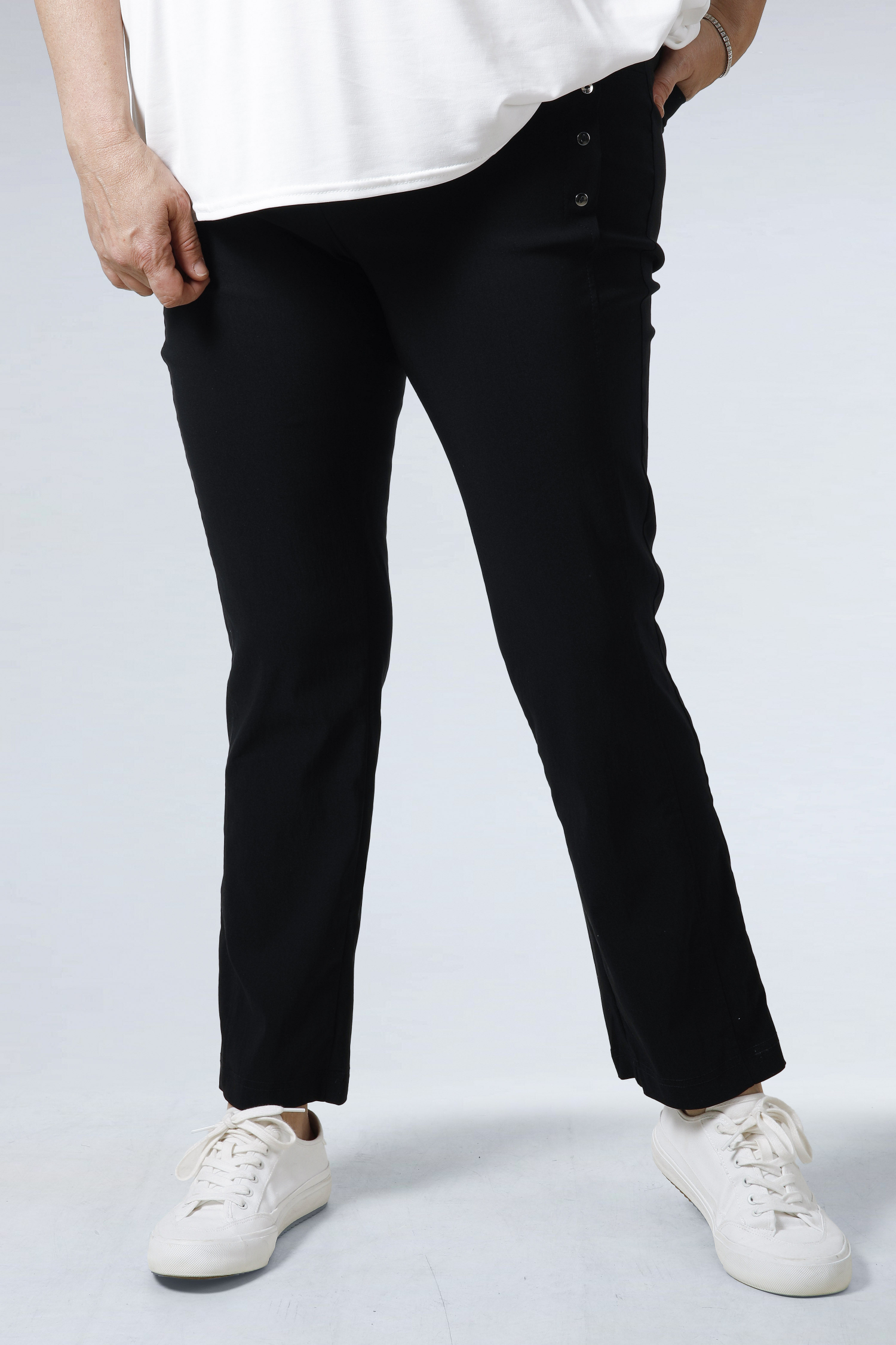 Elegant pants with buttons