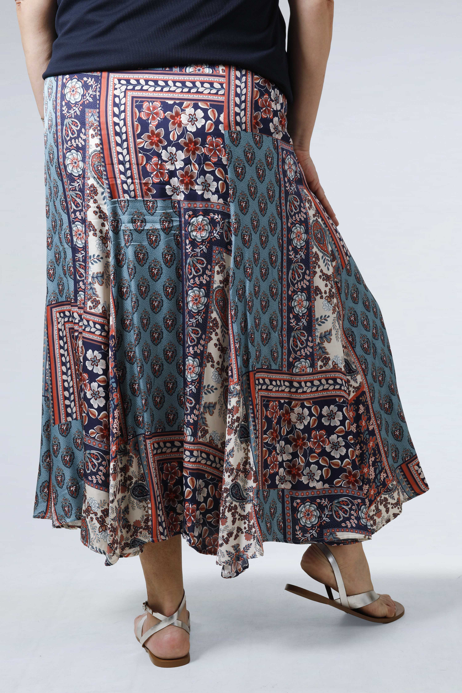 Paisley pattern panel skirt.