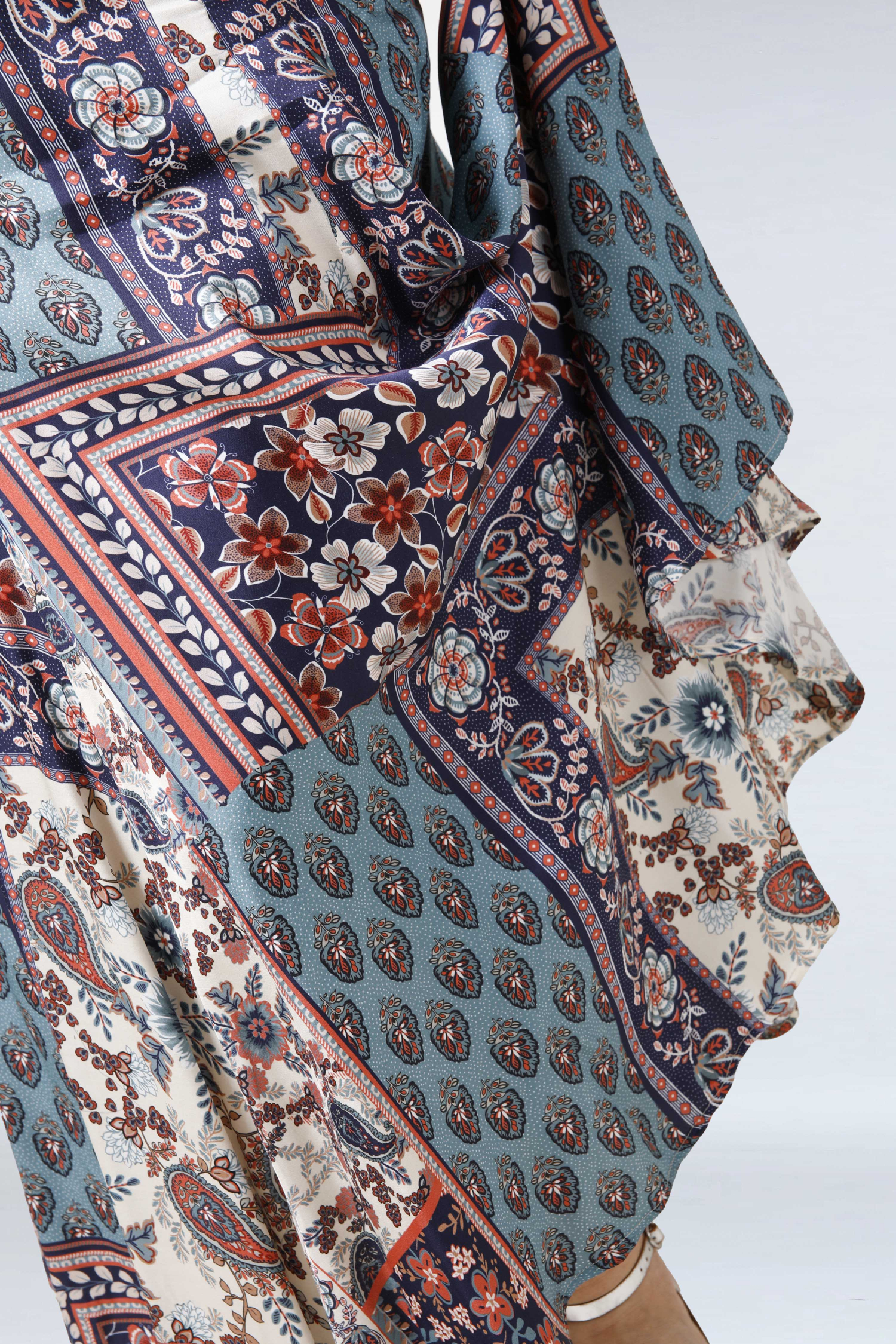 Paisley pattern panel skirt.