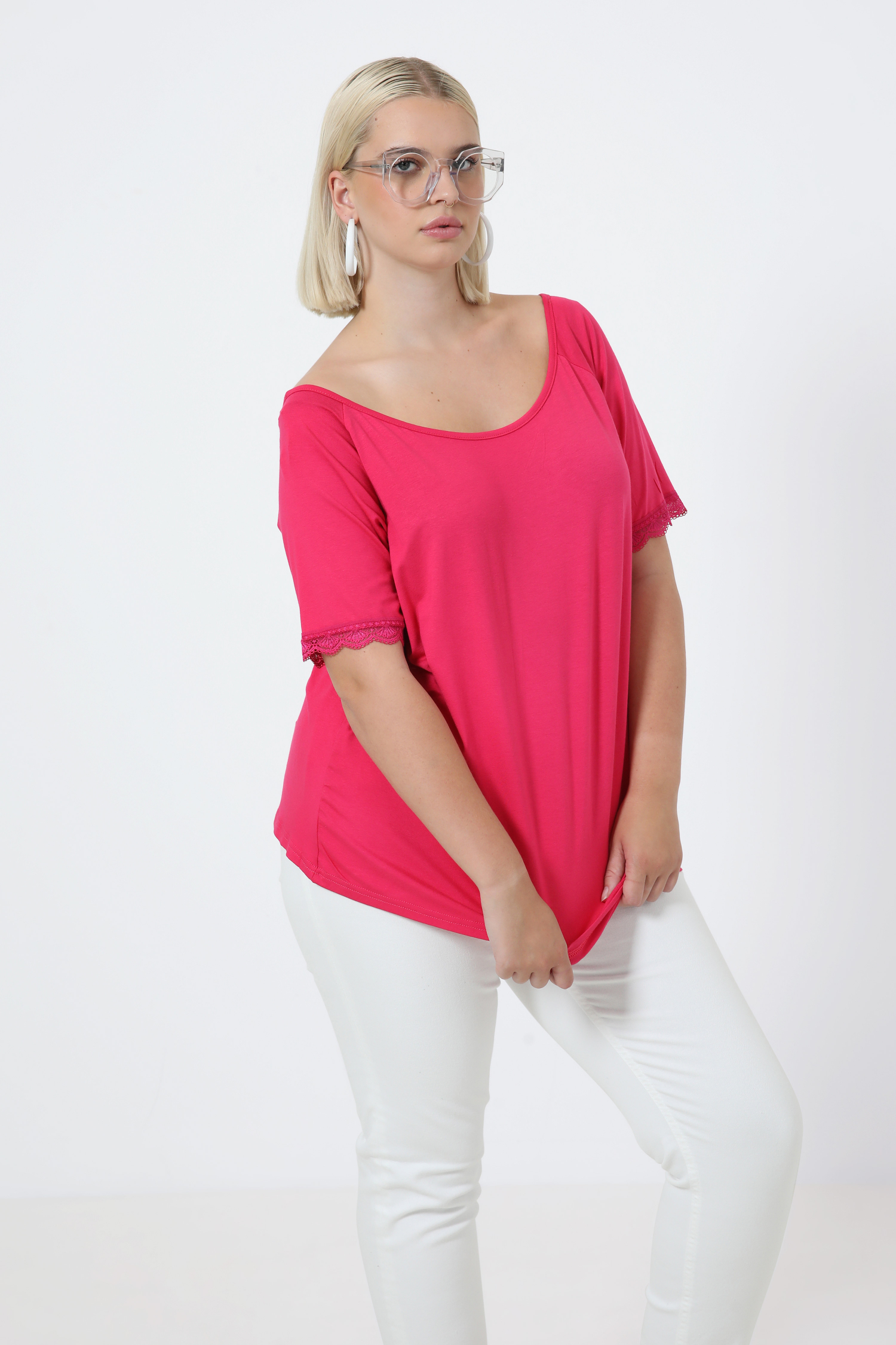 Wide neckline lace t-shirt 