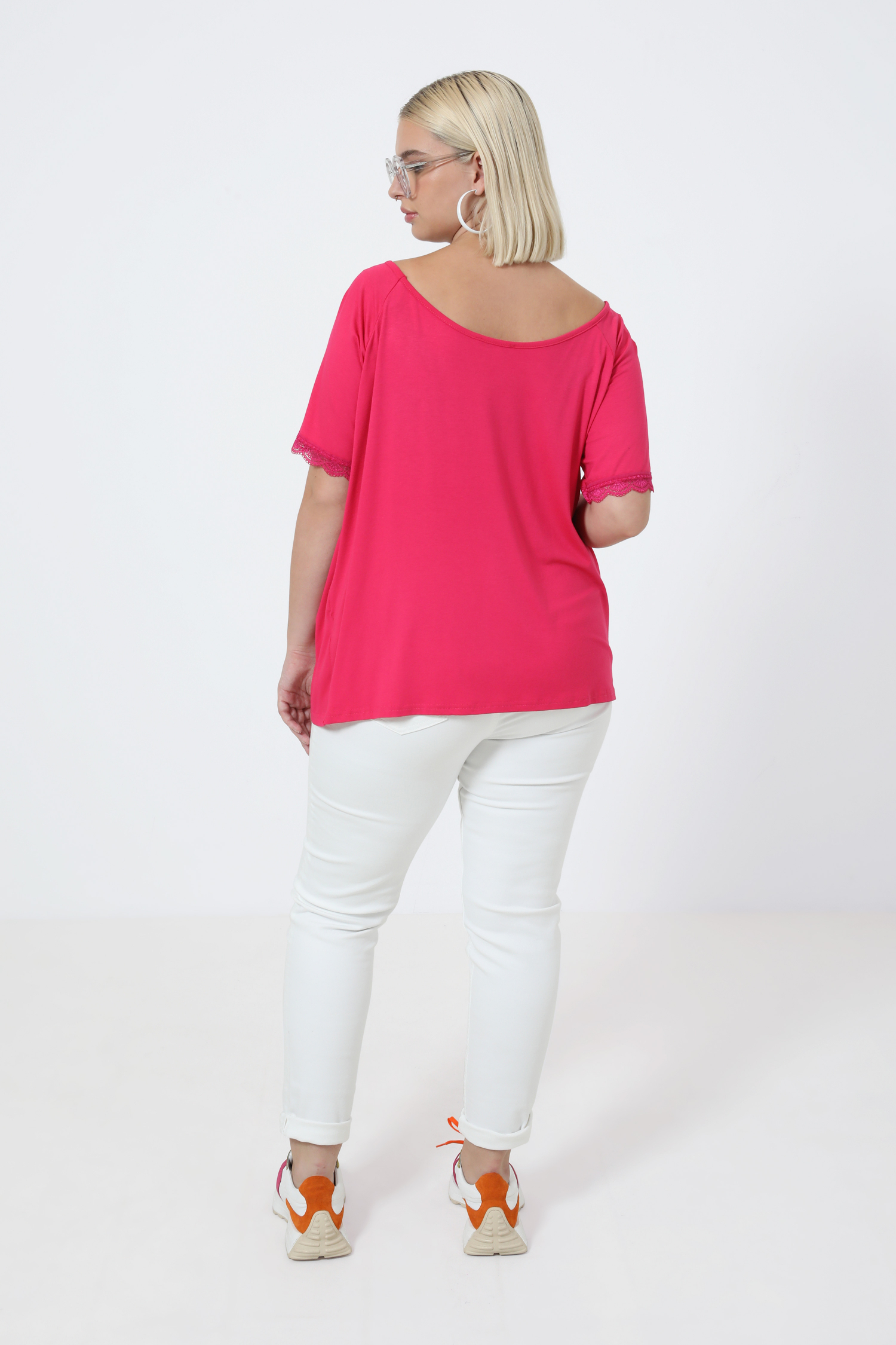 Wide neckline lace t-shirt 